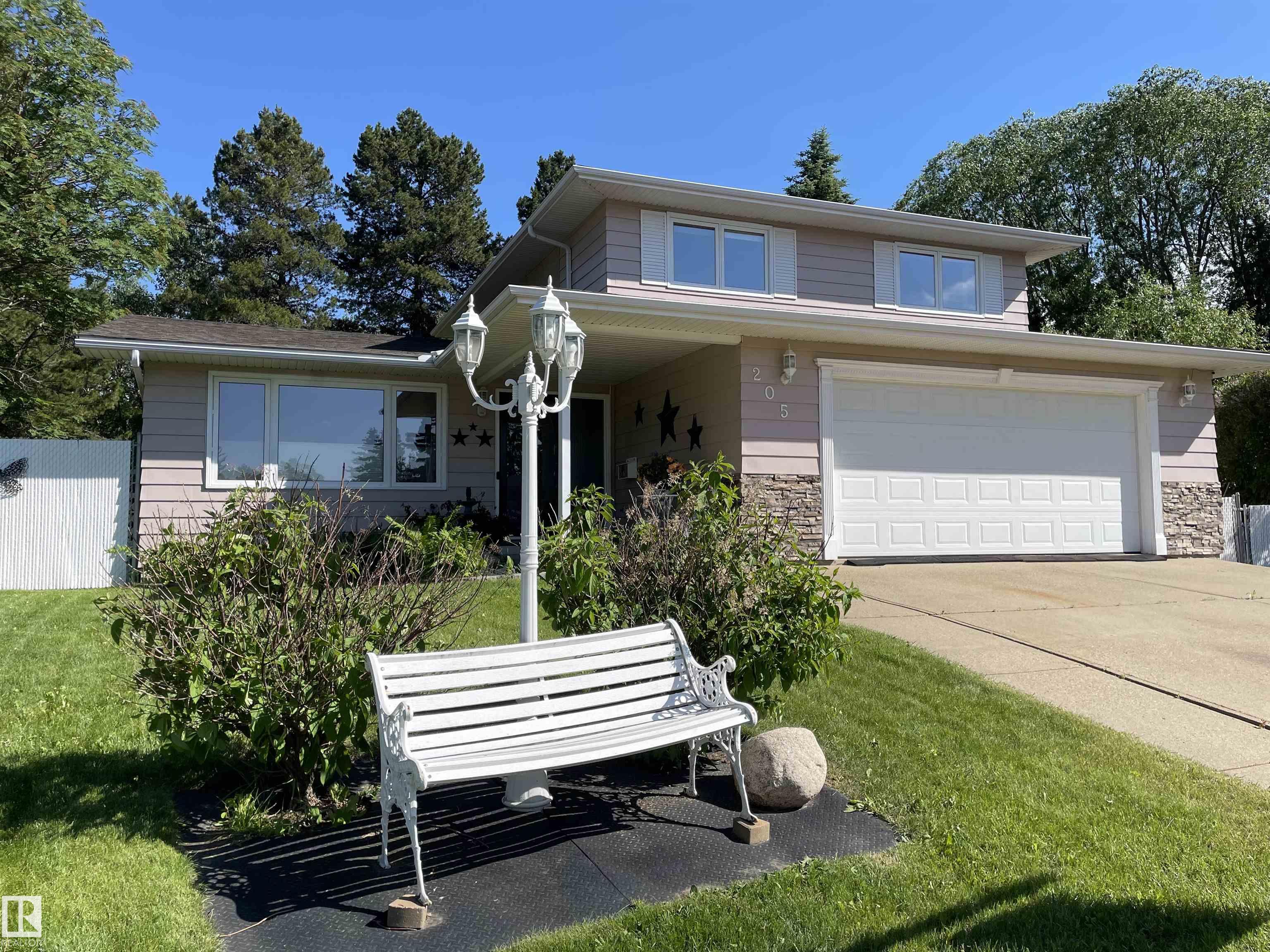 205 Manor Court NW, Mills Haven, Sherwood Park photo number 2