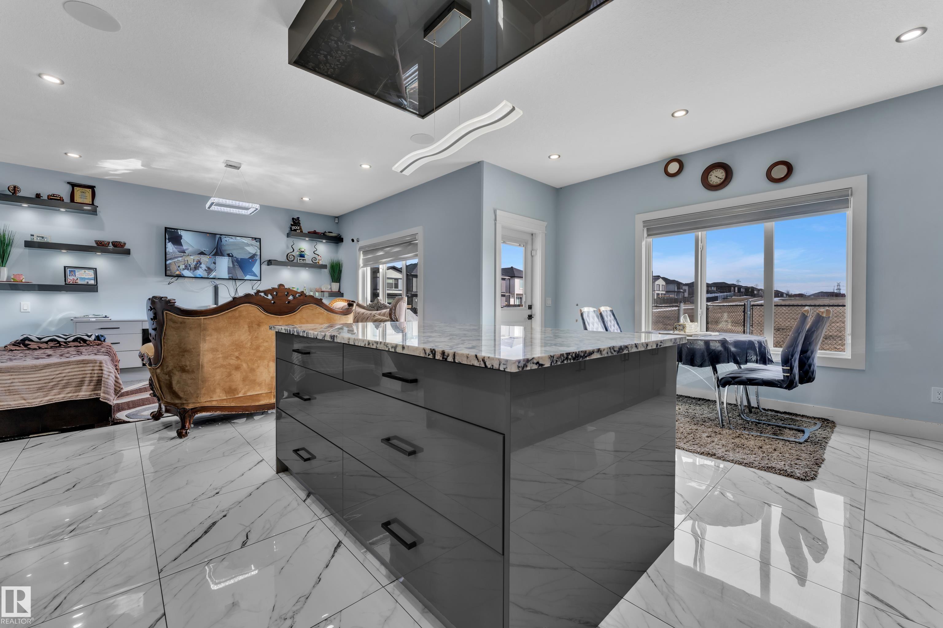 https://zimg.paragon.ice.com/ParagonImages/Property/PM/RAE/225412230/18/0/0/88ed93e783312dbead28bf20003162be/1/822c35fd588afbeadf4a7b1f95f02f74/225412230-034562CA-CB63-4462-90A3-4A41982FF923.JPG