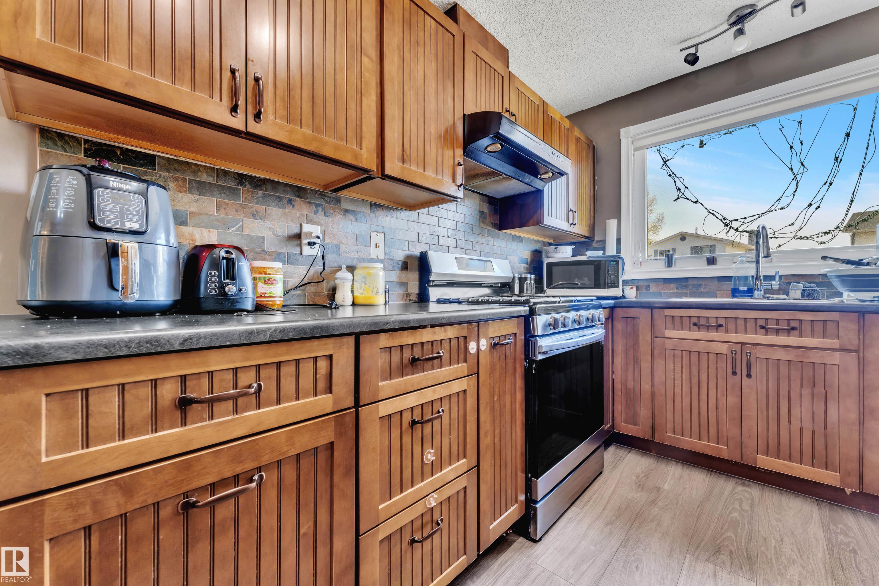 https://zimg.paragon.ice.com/ParagonImages/Property/PM/RAE/225412322/8/0/0/9a13962bea13ba9f7d7d5be8adc4b829/1/0ab083c0492b4bef92f4b85a8b01670a/225412322-86463096-17F6-4ABD-89F8-F9C2931706BB.JPG