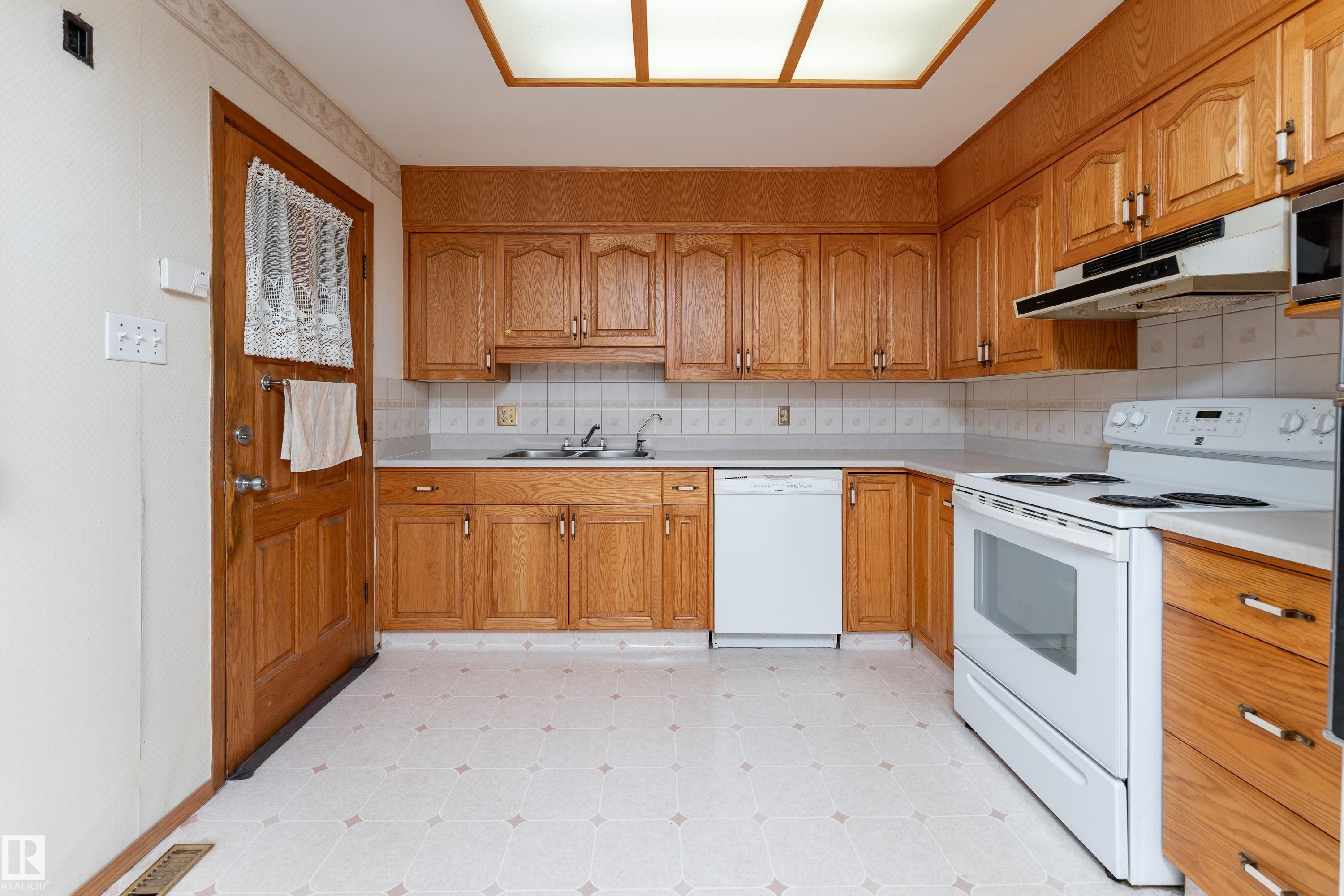 https://zimg.paragon.ice.com/ParagonImages/Property/PM/RAE/225412396/16/0/0/b3e80a9377e3fb7b06cc5b8552362670/1/09f166ab5e5012307974a61232f91d37/225412396-bf1fa188-ae23-442d-85d5-ecea3614a7f2.JPG