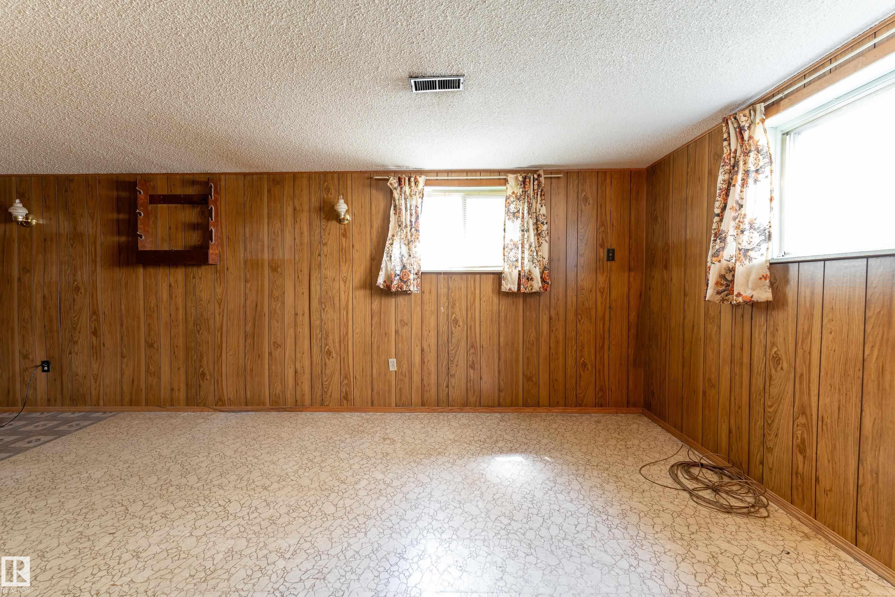 https://zimg.paragon.ice.com/ParagonImages/Property/PM/RAE/225412396/26/0/0/b7369b96aae4486d147ba695abc3cca8/1/09f166ab5e5012307974a61232f91d37/225412396-968bb207-3392-4950-b651-f67bb94b4771.JPG