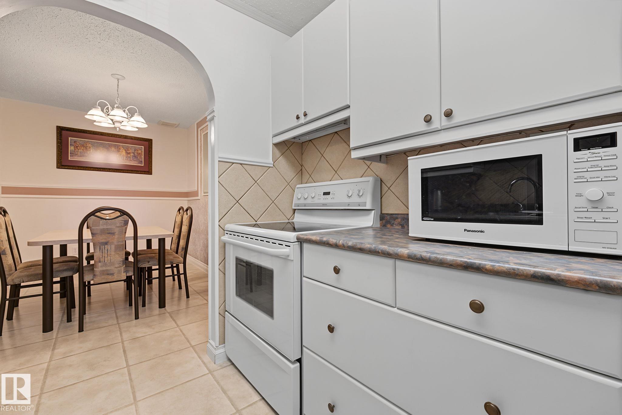 https://zimg.paragon.ice.com/ParagonImages/Property/PM/RAE/225412563/6/0/0/66f0f3cd29558deef750d3e4ae775fe6/1/6bc1447a3e982f1776bffa17ddd44f43/225412563-09ae716e-4ede-4971-8e76-f6966622d60b.JPG
