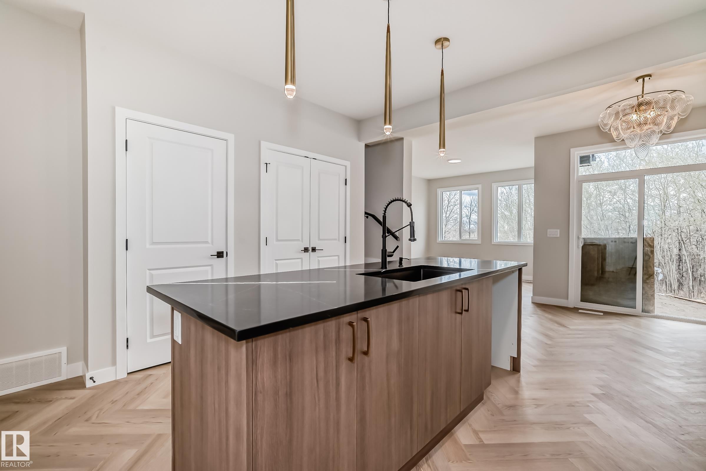 https://zimg.paragon.ice.com/ParagonImages/Property/PM/RAE/225412624/7/0/0/da34662de94511abf39da8f6bd679779/1/e911a193e11406528fef12d085208a84/225412624-bafcafde-bc5f-4466-86bf-77c522c2601d.JPG