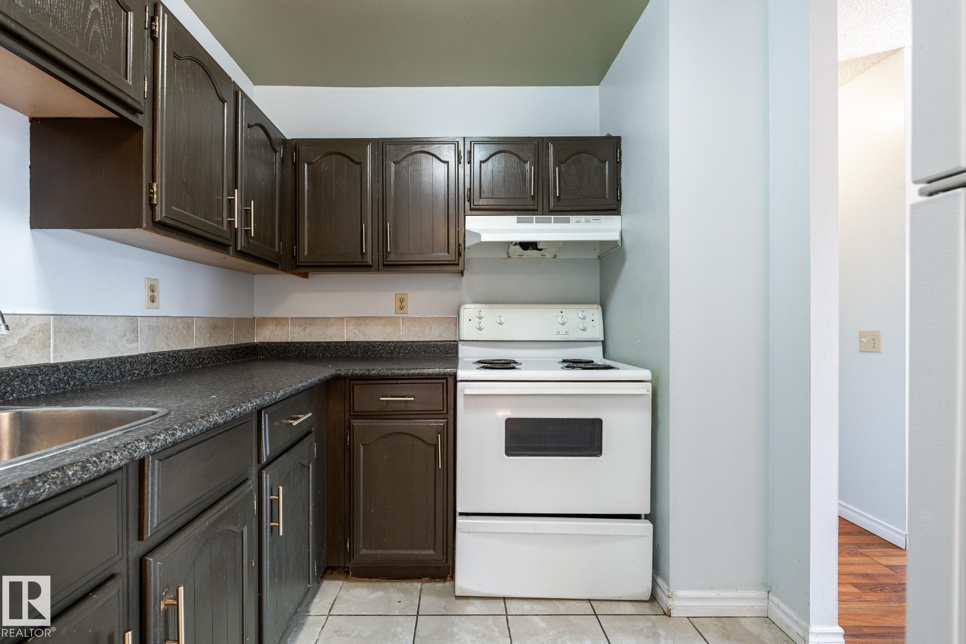 https://zimg.paragon.ice.com/ParagonImages/Property/PM/RAE/225412666/18/0/0/51de8041a0379d9e7aec04082c729134/1/387f2c48e83f68582528b912e89ae886/225412666-495f1906-767f-4951-a209-2ae13a6bd2d4.JPG