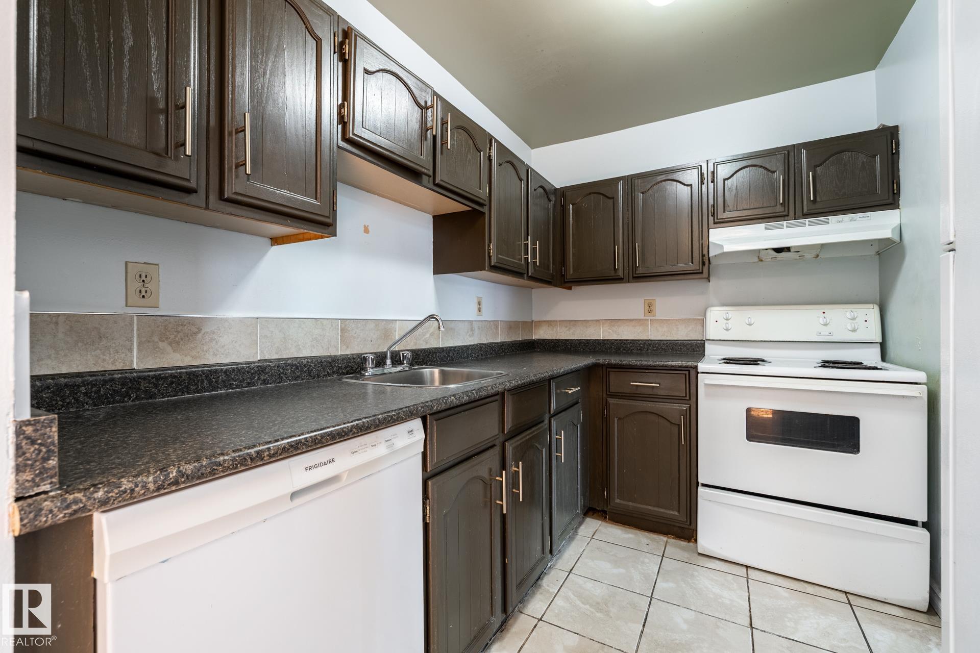 https://zimg.paragon.ice.com/ParagonImages/Property/PM/RAE/225412666/6/0/0/69068d7fa2588c584983f0cc02d5faf9/1/387f2c48e83f68582528b912e89ae886/225412666-bbd63012-1273-4688-b513-4639debf4e73.JPG