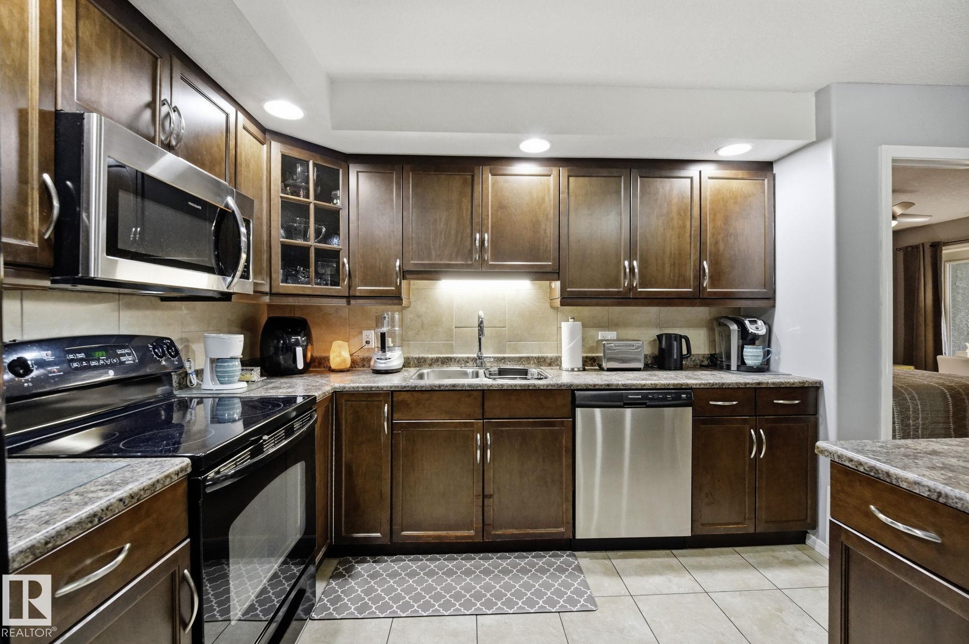 https://zimg.paragon.ice.com/ParagonImages/Property/PM/RAE/225412696/14/0/0/935f9a573b3a8e0976305c853e03aa3f/1/8301a3830e875ec6ab80b47f6bfef3be/225412696-4688d84a-d084-490f-838d-7ec42a0aa2a3.JPG