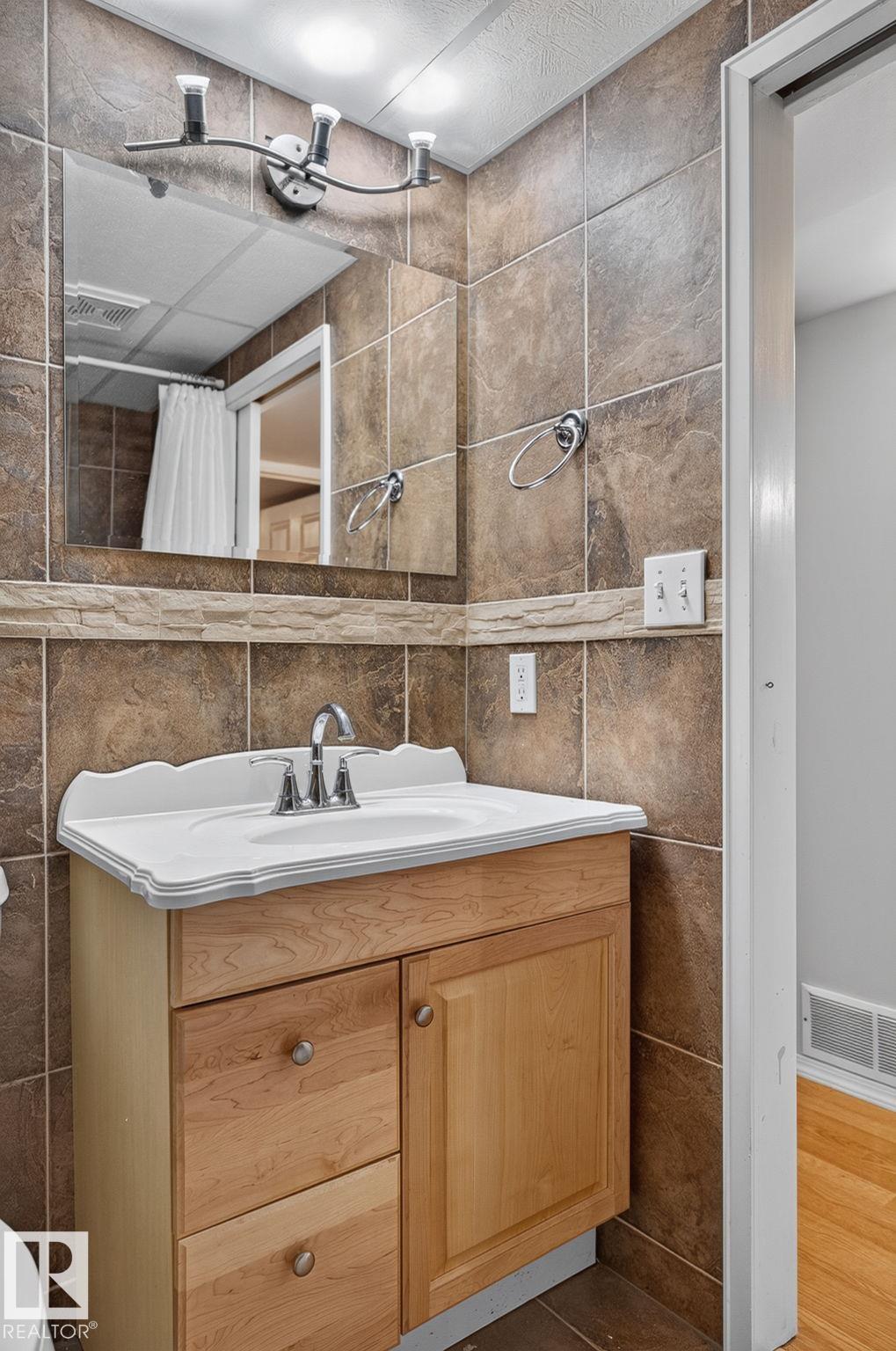 https://zimg.paragon.ice.com/ParagonImages/Property/PM/RAE/225412899/47/0/0/f1f391aac29062fe5bc401a6435cb1ae/1/218d4a41ef1de0e4fdcd1c8096fff573/225412899-4cf28b03-aea6-42be-a079-198c83f1fa90.JPG