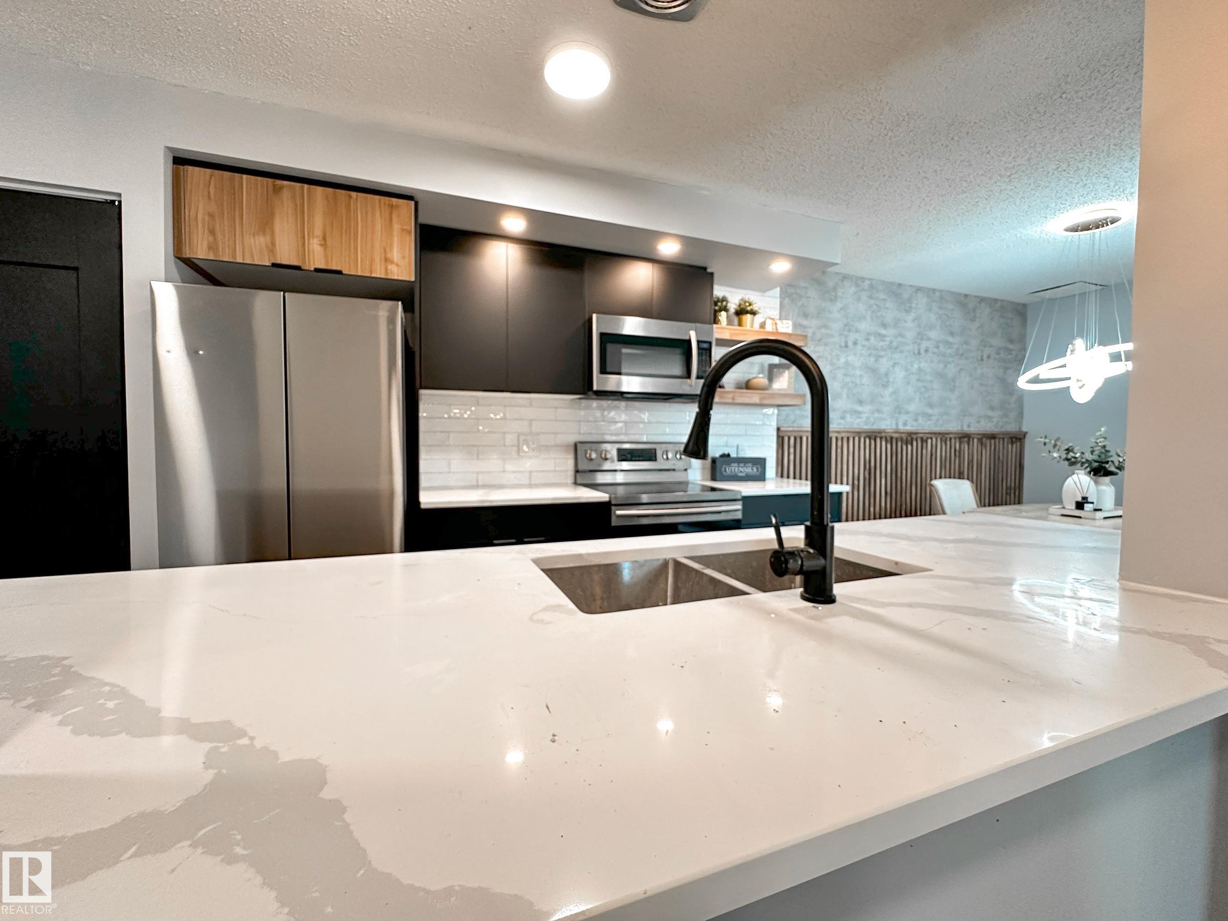 Photo 8 at 862 Erin Place NW, Thorncliffe, Edmonton