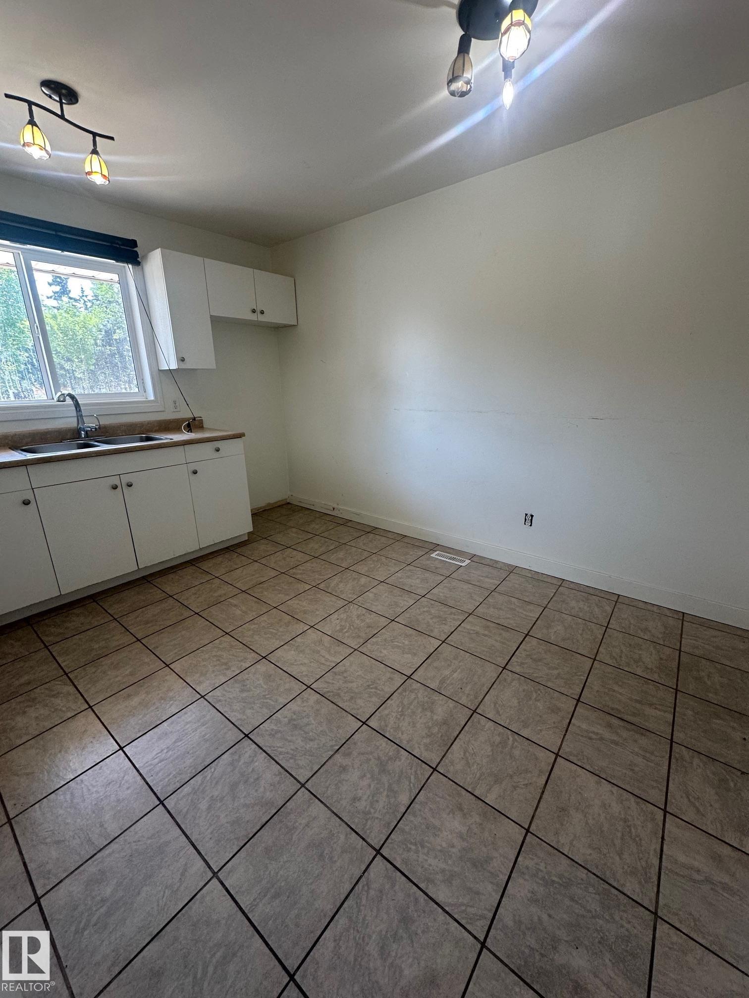 Photo 14 at 5 Woodvale Village NW, Greenview, Edmonton