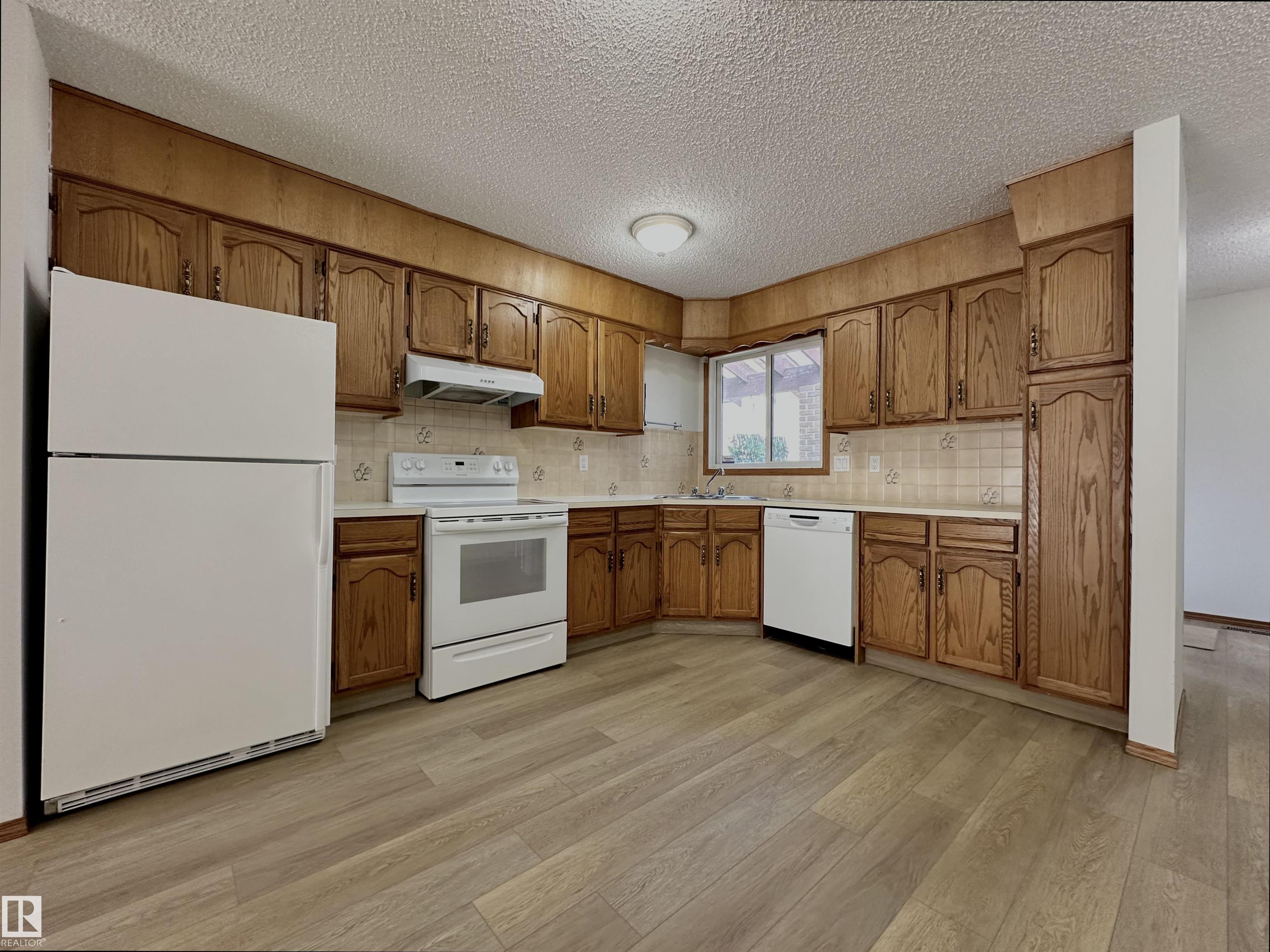 Photo 6 at 11111 157 Avenue NW, Beaumaris, Edmonton