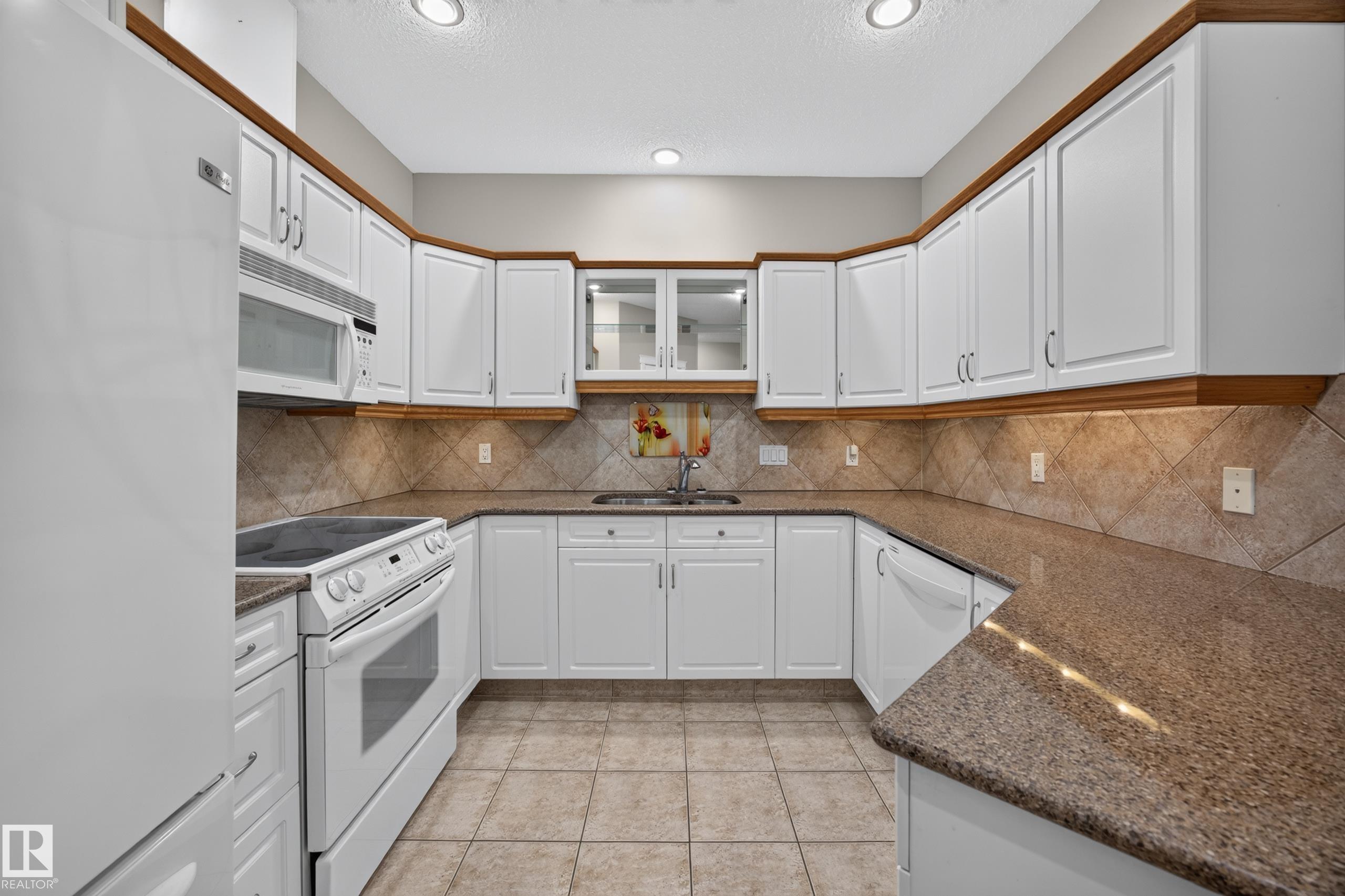 Photo 16 at 401 - 10178 117 Street NW, Wîhkwêntôwin, Edmonton