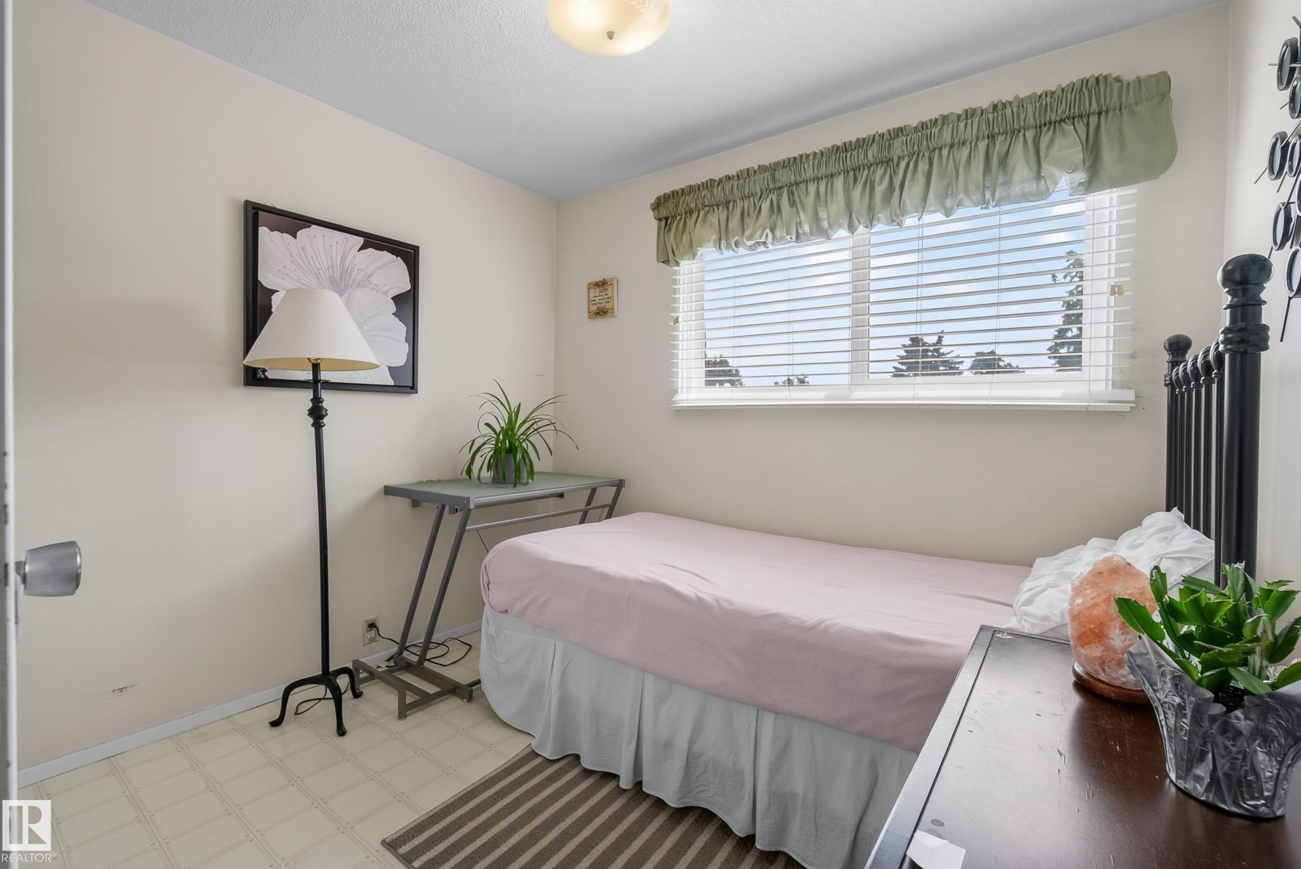 Photo 11 at 117 Mayfair Mews NW, Northmount, Edmonton