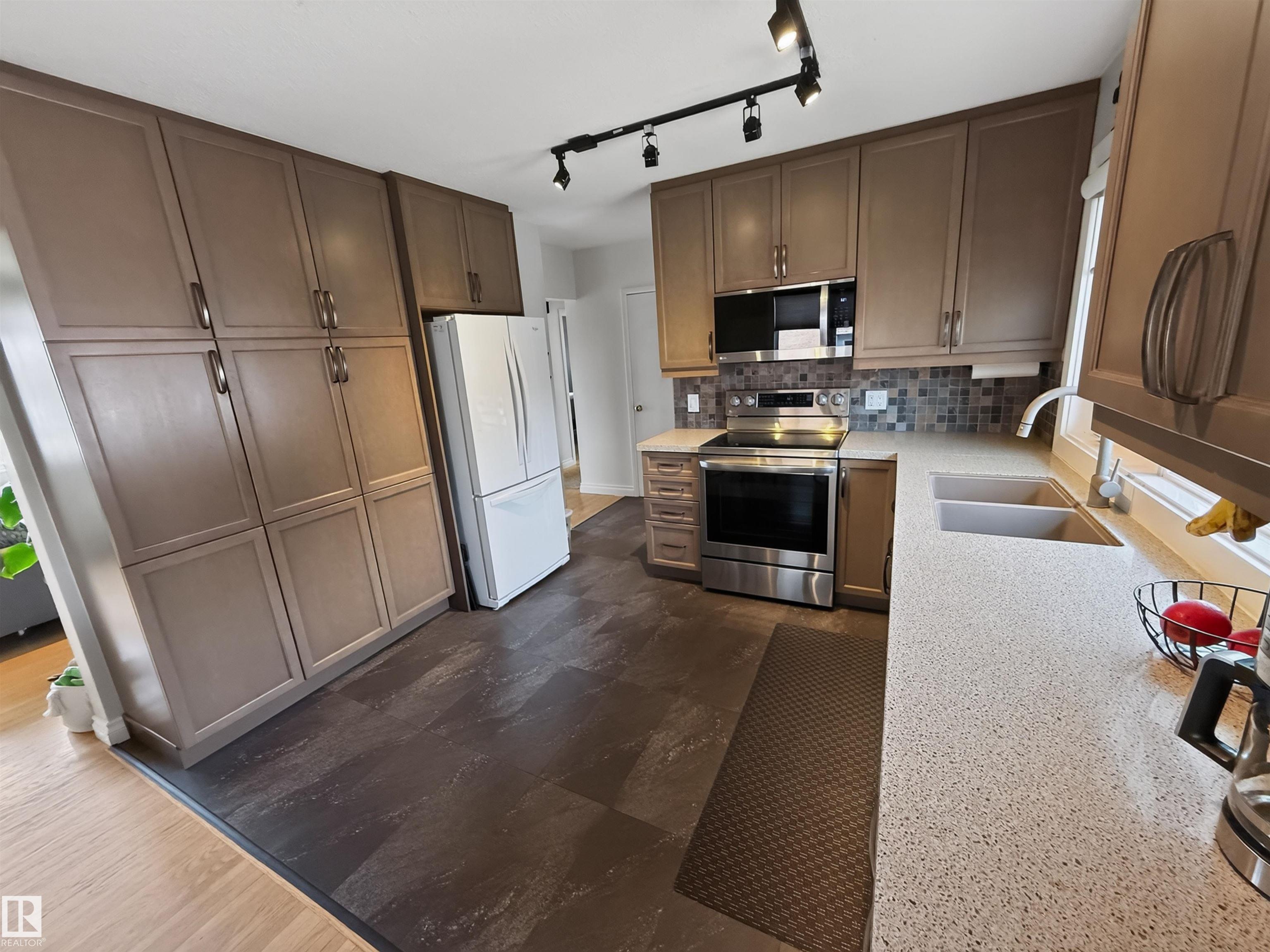 Photo 17 at 16046 95 Avenue NW, Glenwood, Edmonton