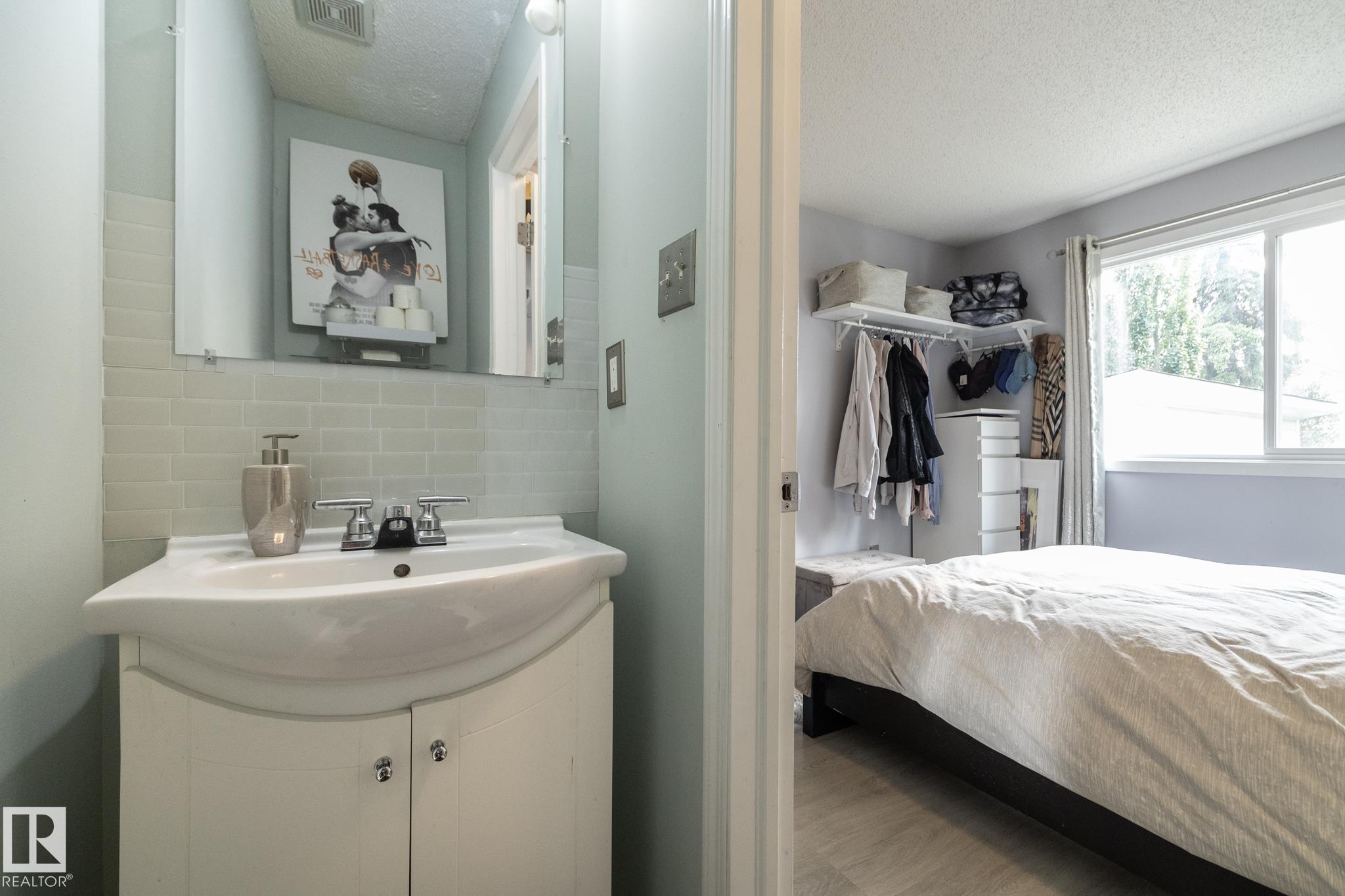 Photo 15 at 4617 35 Avenue NW, Minchau, Edmonton