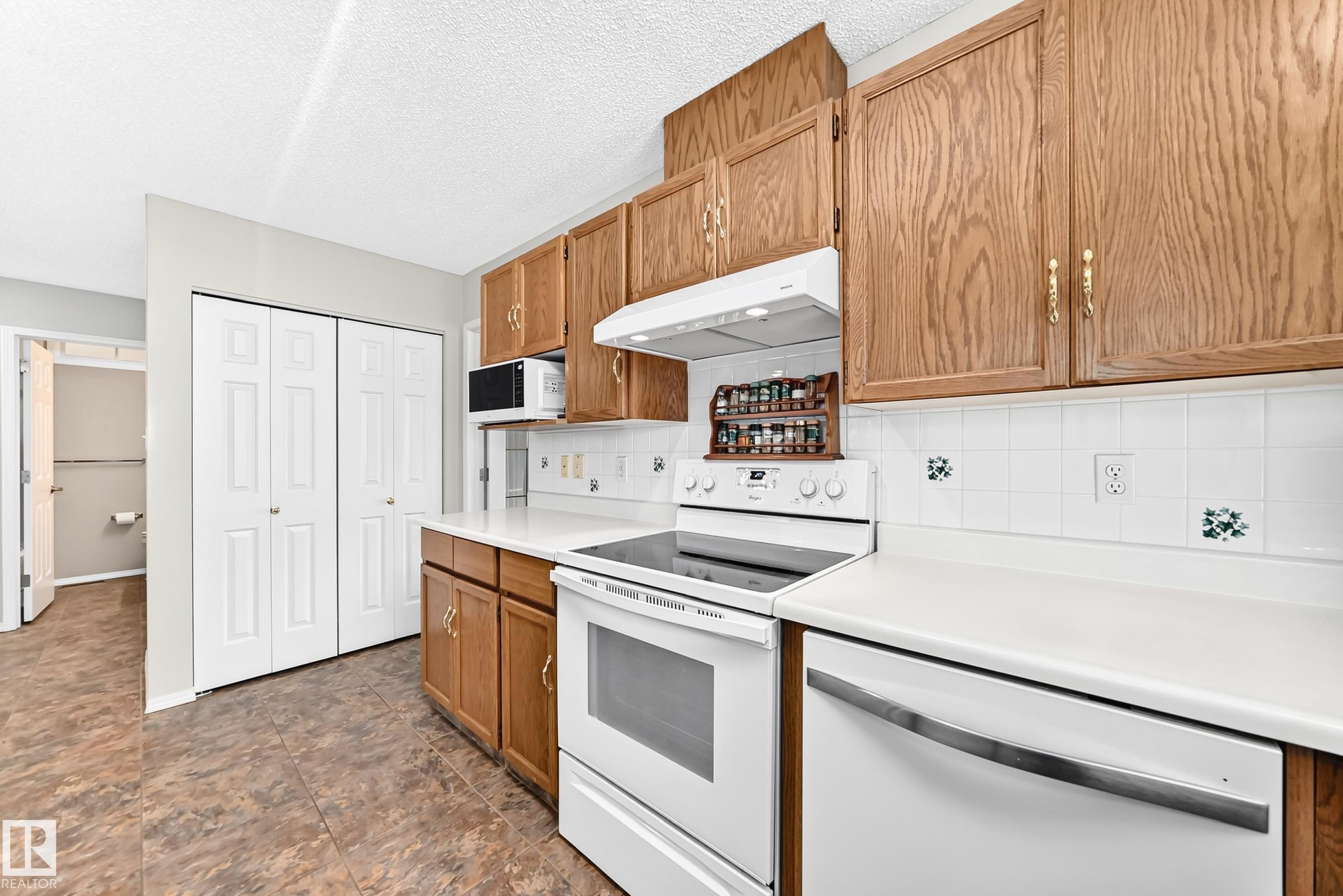 Photo 11 at 7028 190 Street NW, Lymburn, Edmonton
