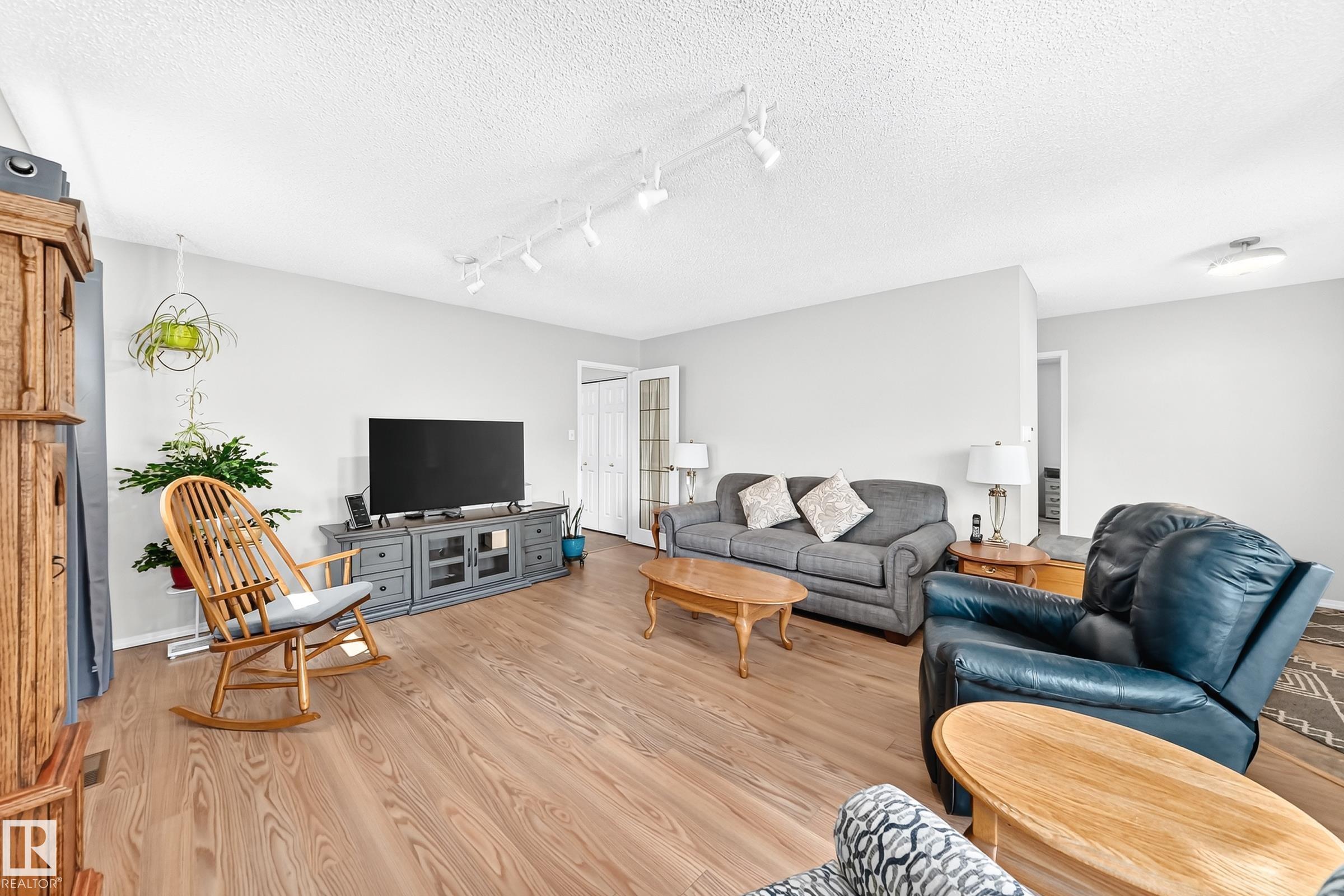 Photo 8 at 7028 190 Street NW, Lymburn, Edmonton