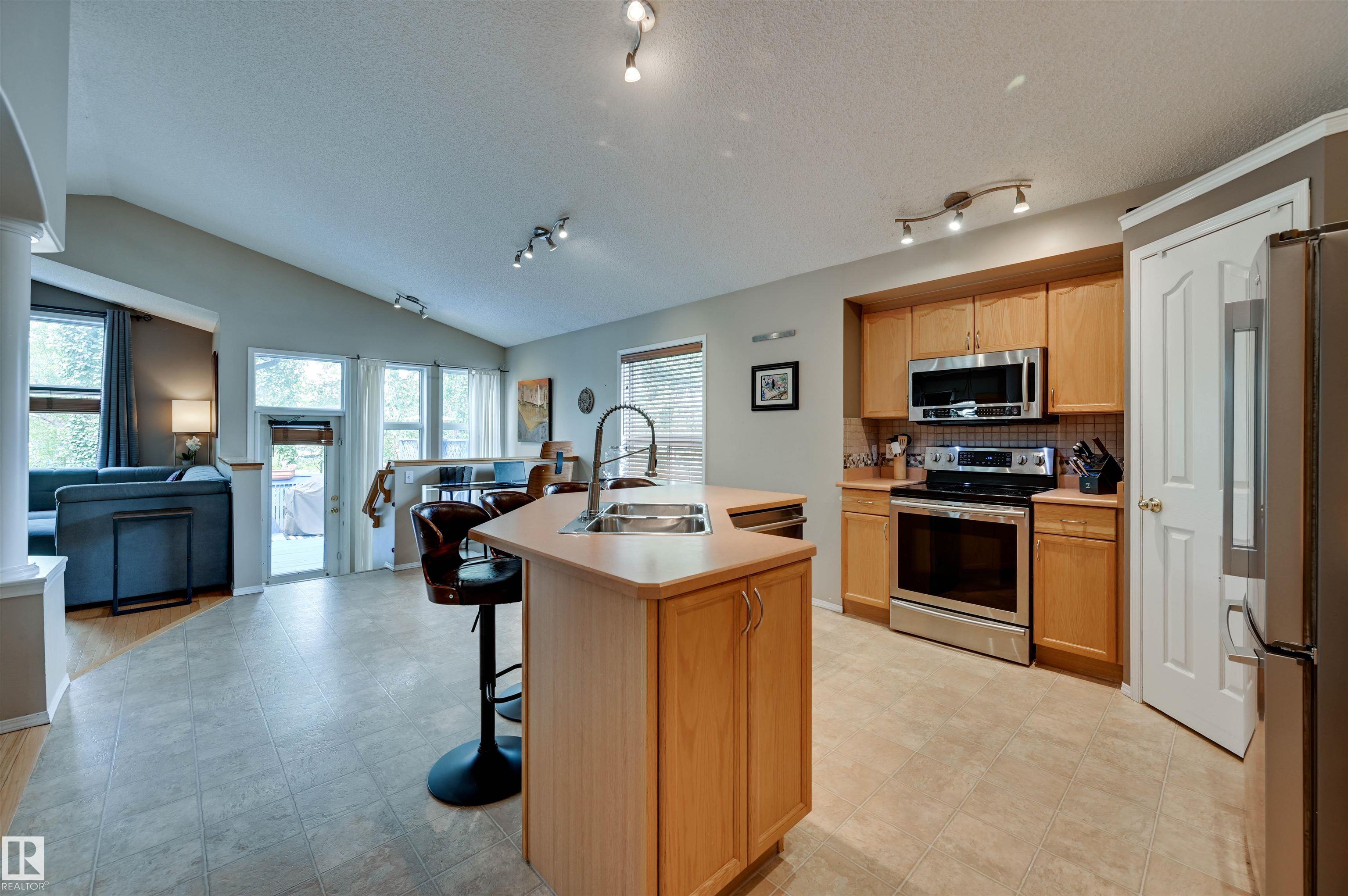 Photo 6 at 1524 Breckenridge Close NW, Breckenridge Greens, Edmonton