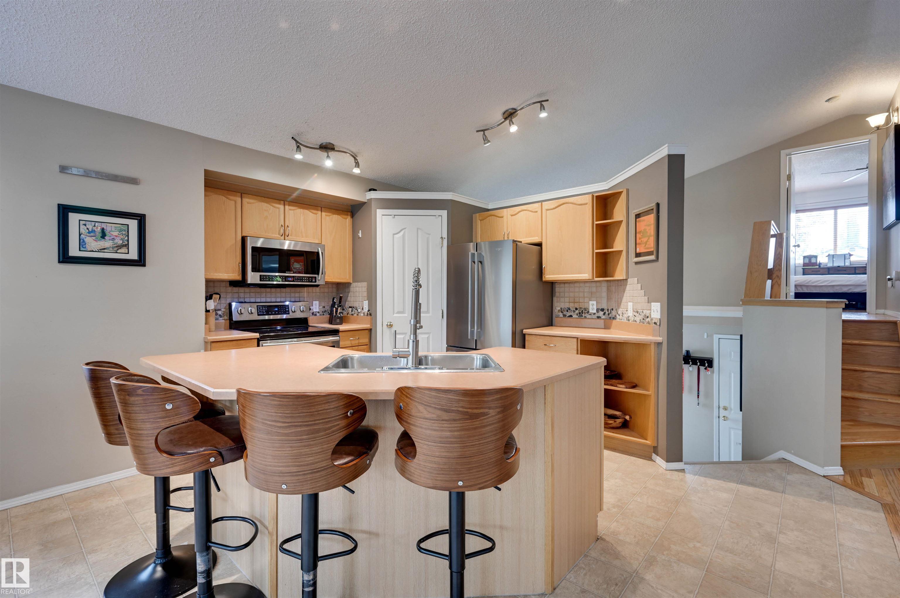 Photo 7 at 1524 Breckenridge Close NW, Breckenridge Greens, Edmonton