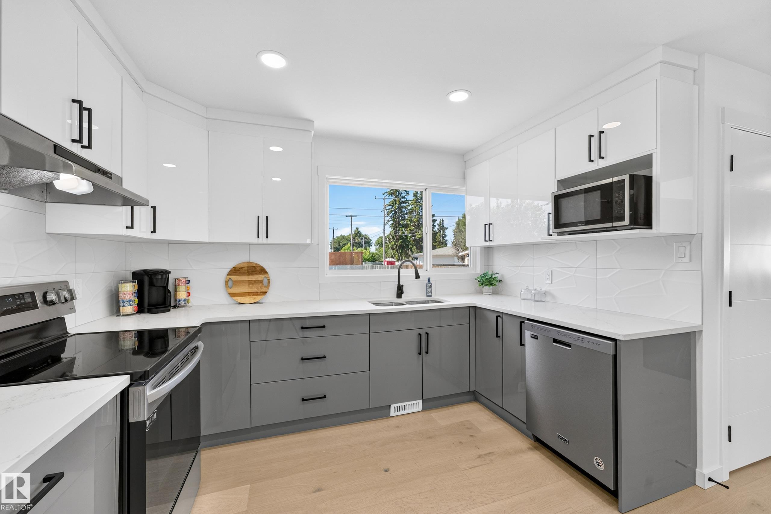 Photo 15 at 6011 93a Avenue NW, Ottewell, Edmonton