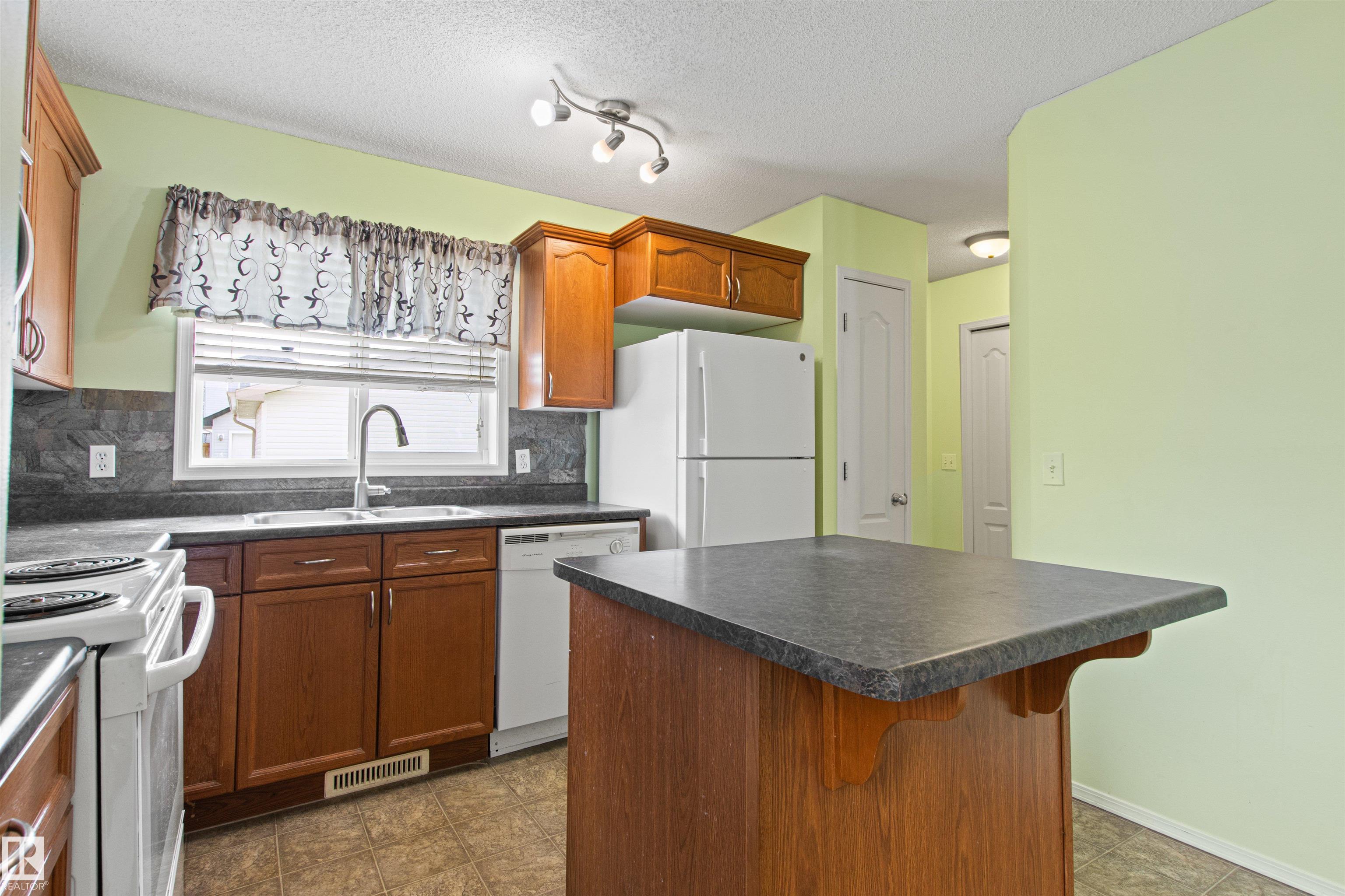 Photo 17 at 9118 Scott Crescent NW, South Terwillegar, Edmonton