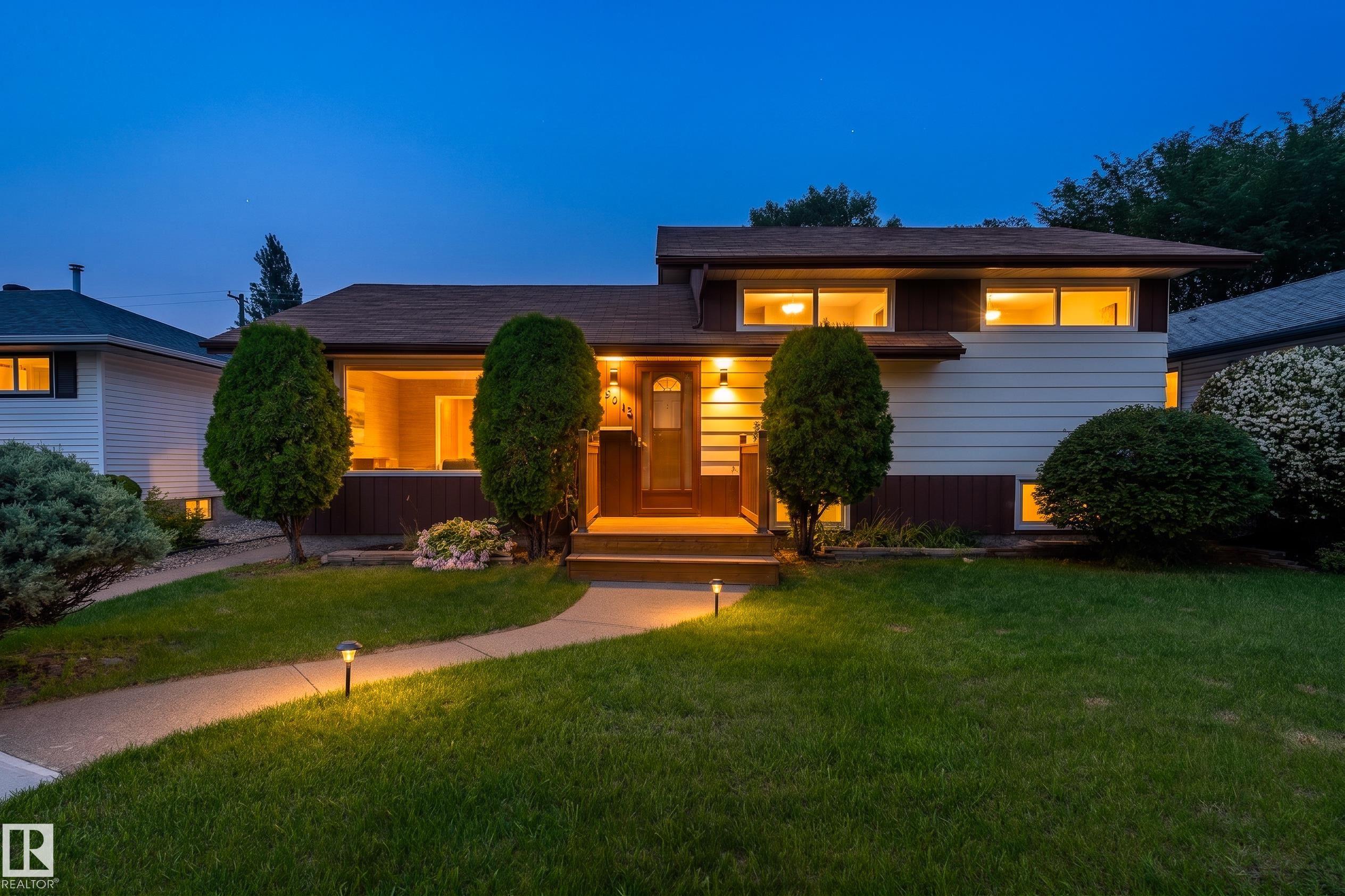 9012 MEADOWLARK RD NW, Edmonton, AB T5R 5W8