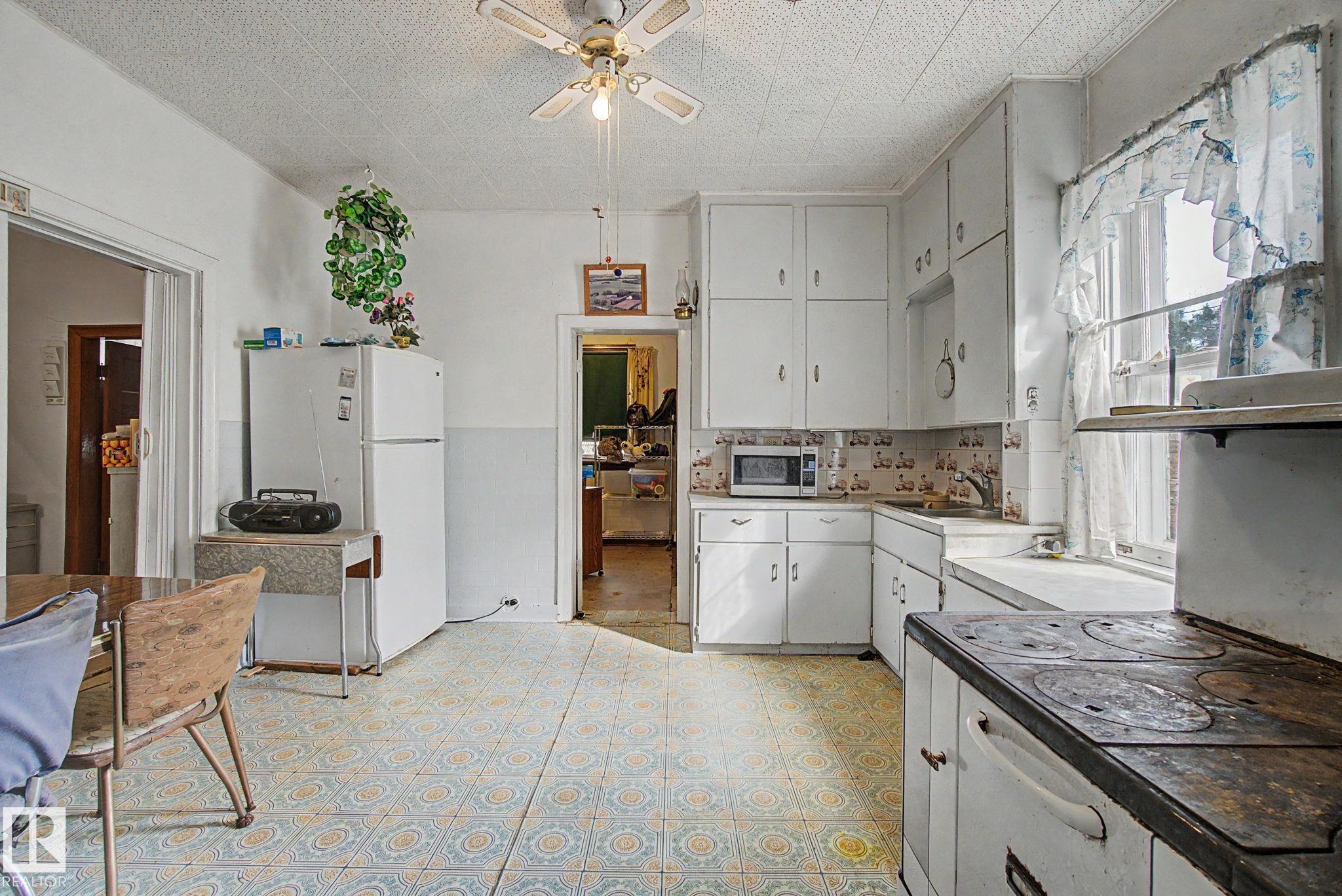Photo 18 at 9334 106a Avenue NW, Mccauley, Edmonton