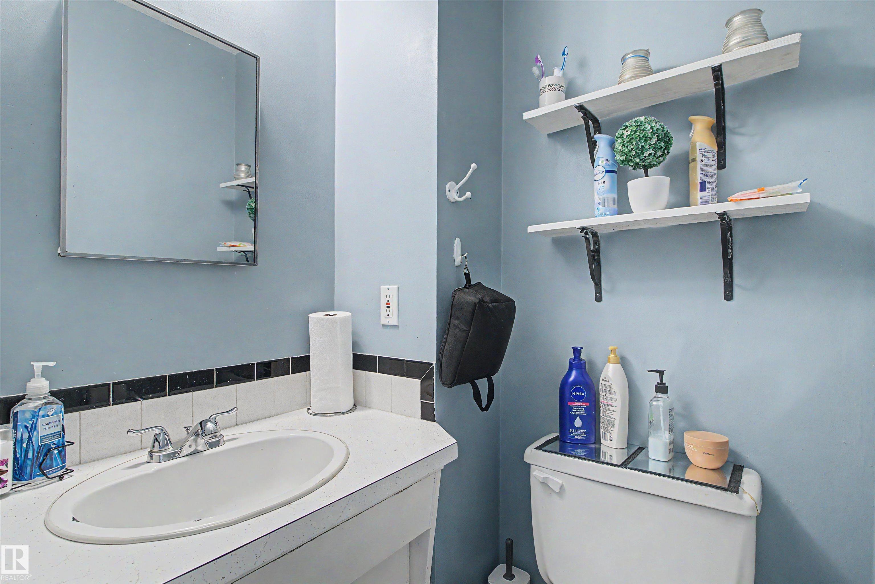 Photo 11 at 5724 143 Avenue NW, York, Edmonton