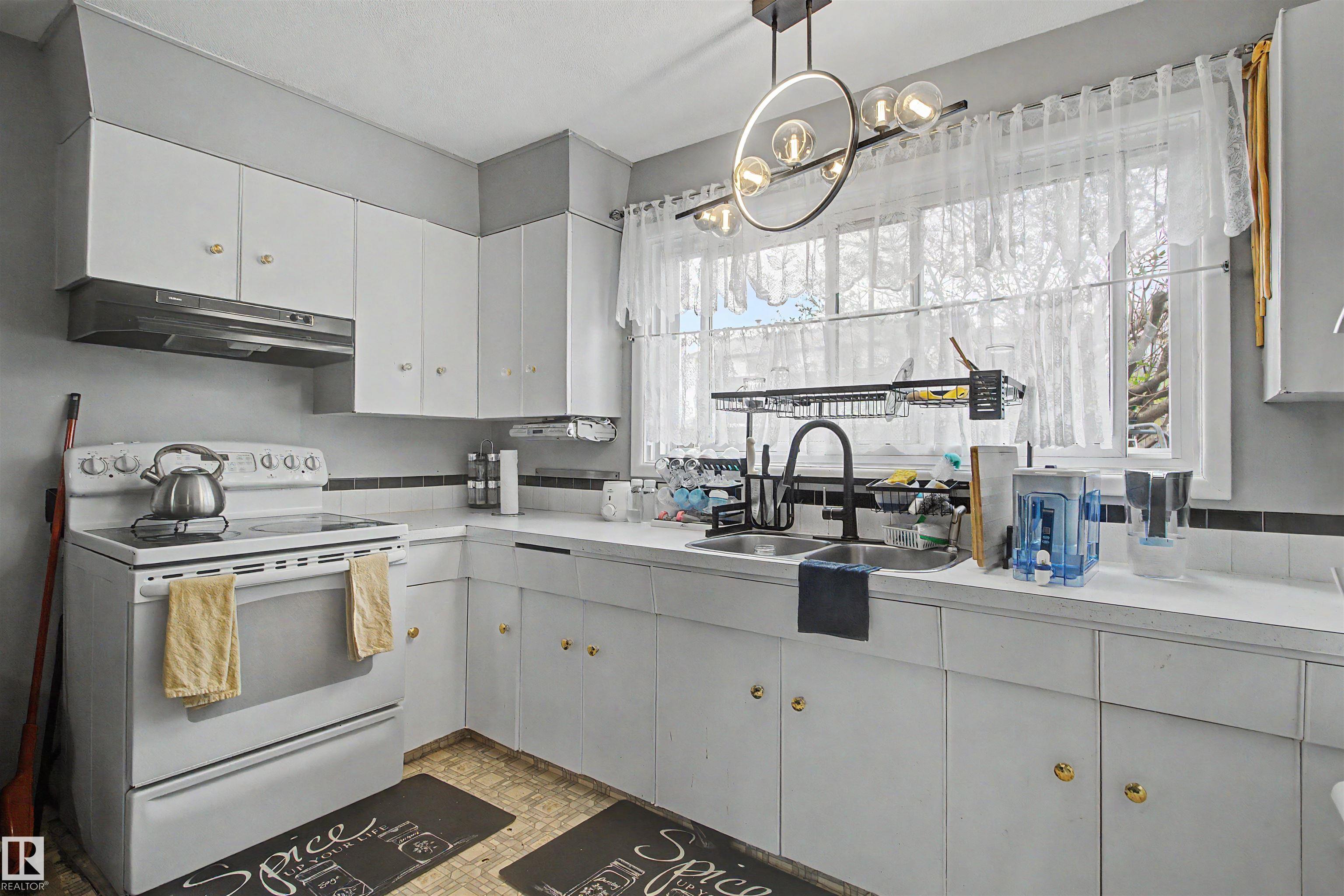 Photo 8 at 5724 143 Avenue NW, York, Edmonton