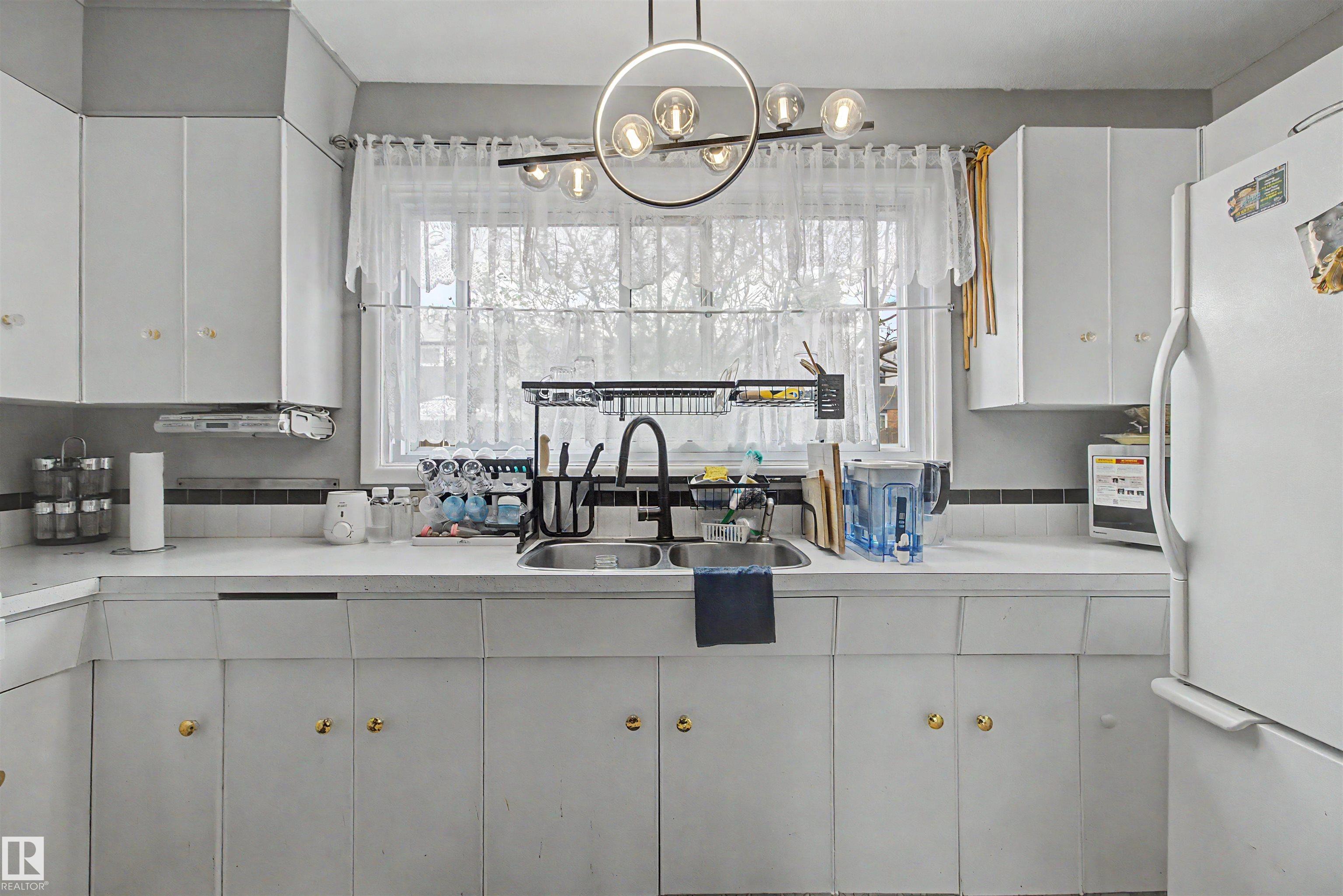 Photo 9 at 5724 143 Avenue NW, York, Edmonton