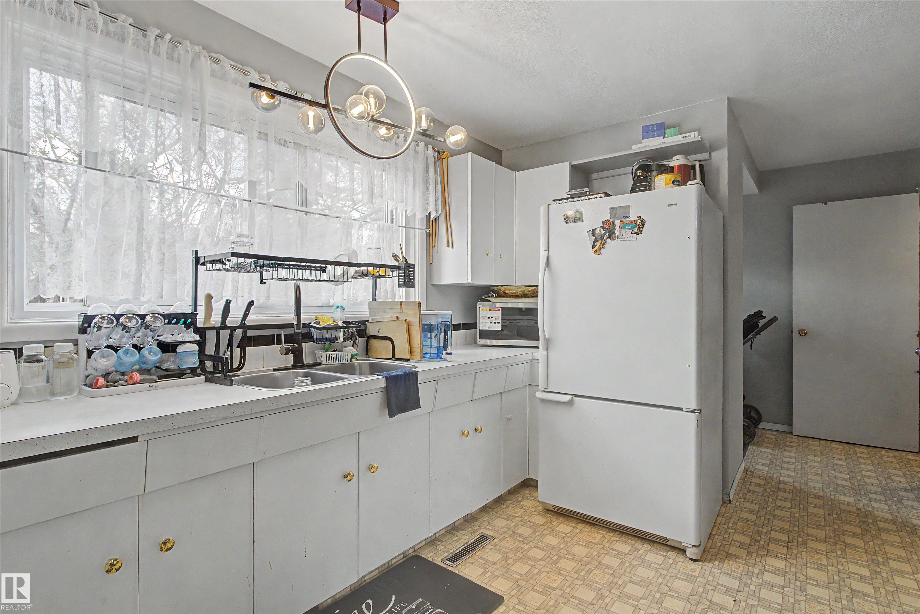 Photo 10 at 5724 143 Avenue NW, York, Edmonton