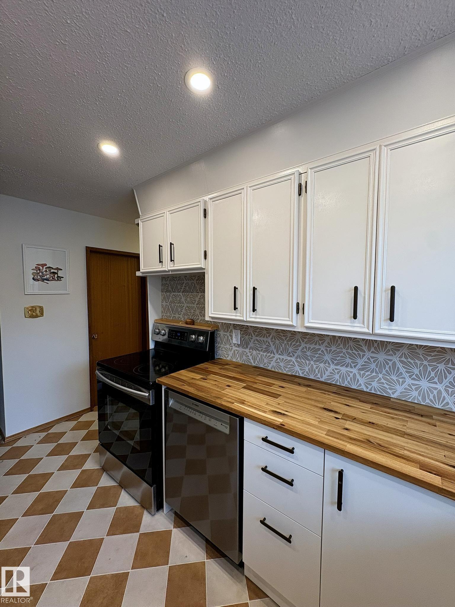 Photo 11 at 9024 60 Street NW, Ottewell, Edmonton