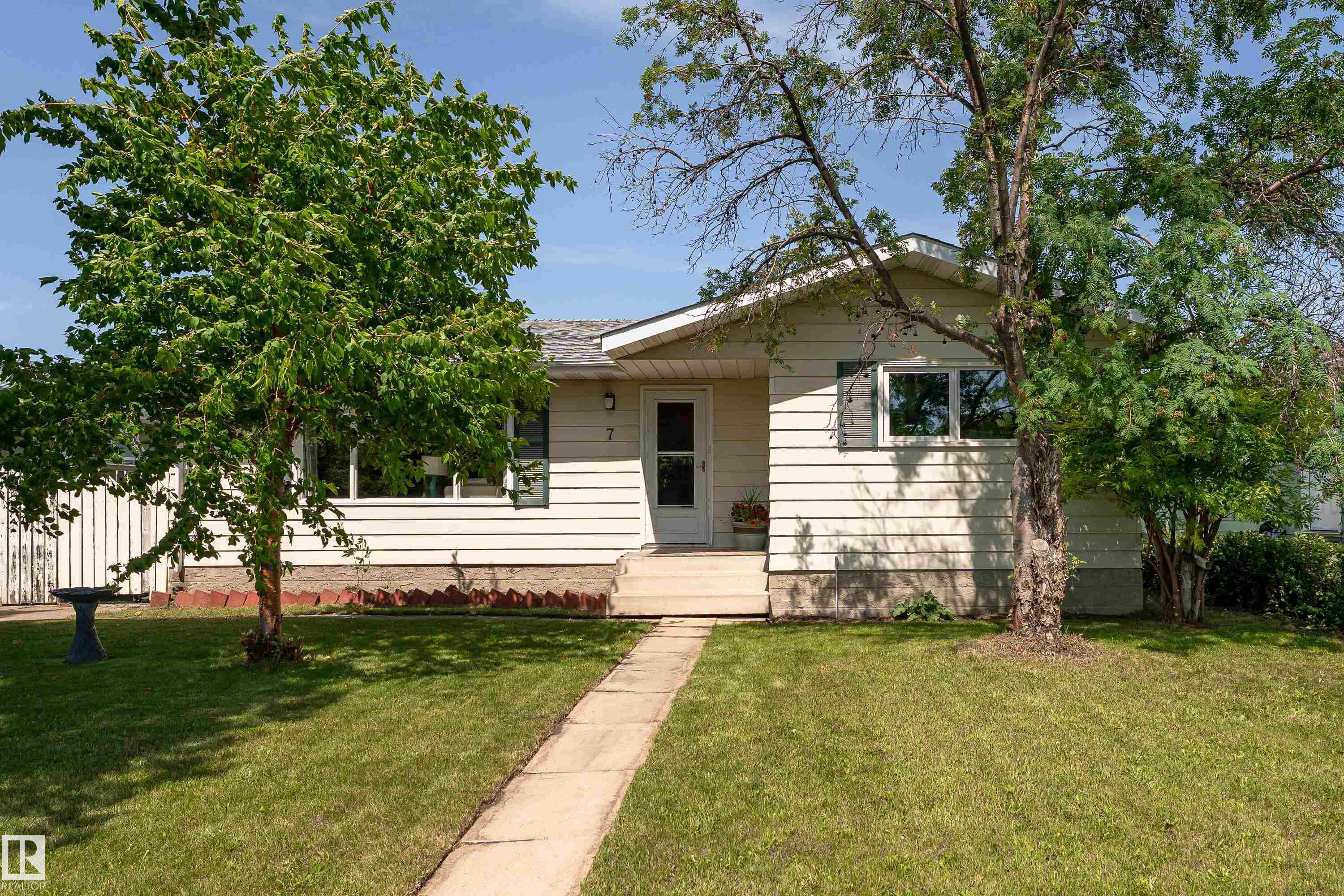 7 CAMELOT CR, Leduc, AB T9E 4L4