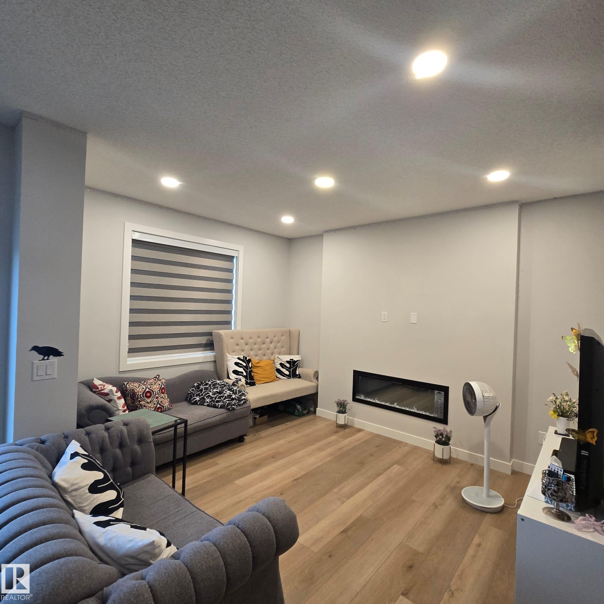 Photo 13 at 3014 9 Street NW, Maple Crest, Edmonton