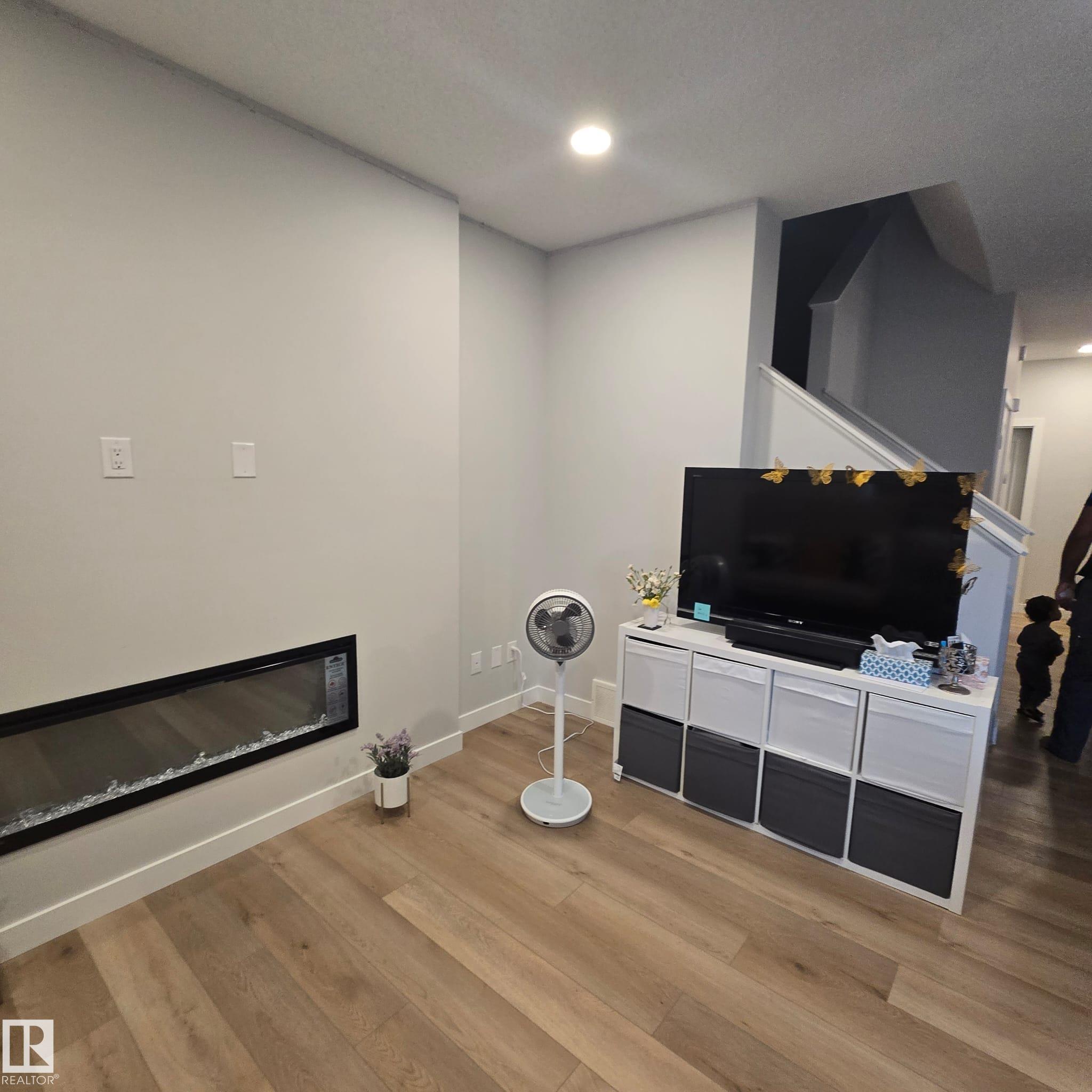 Photo 7 at 3014 9 Street NW, Maple Crest, Edmonton