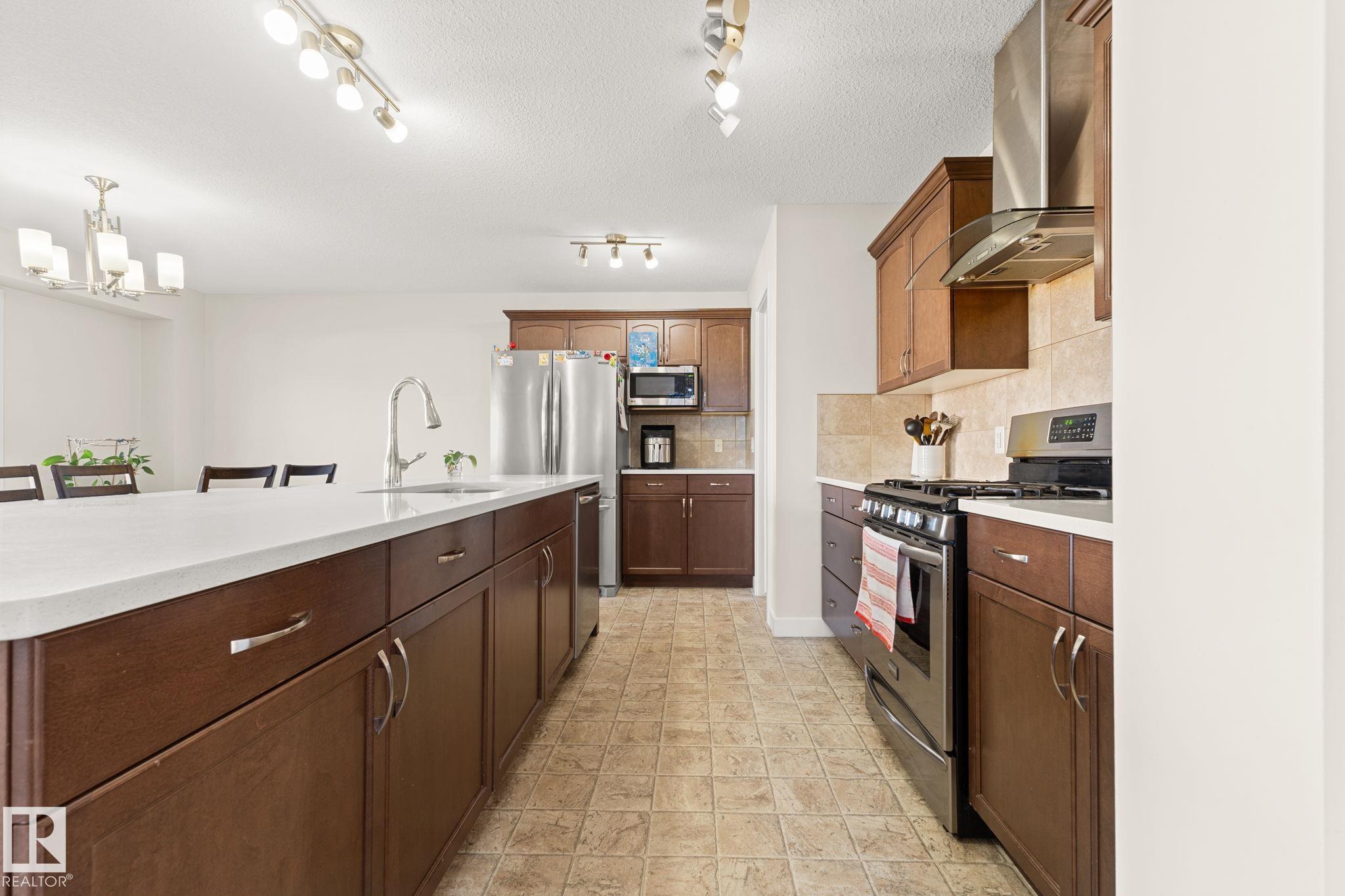 Photo 11 at 724 40 Avenue NW, Maple Crest, Edmonton