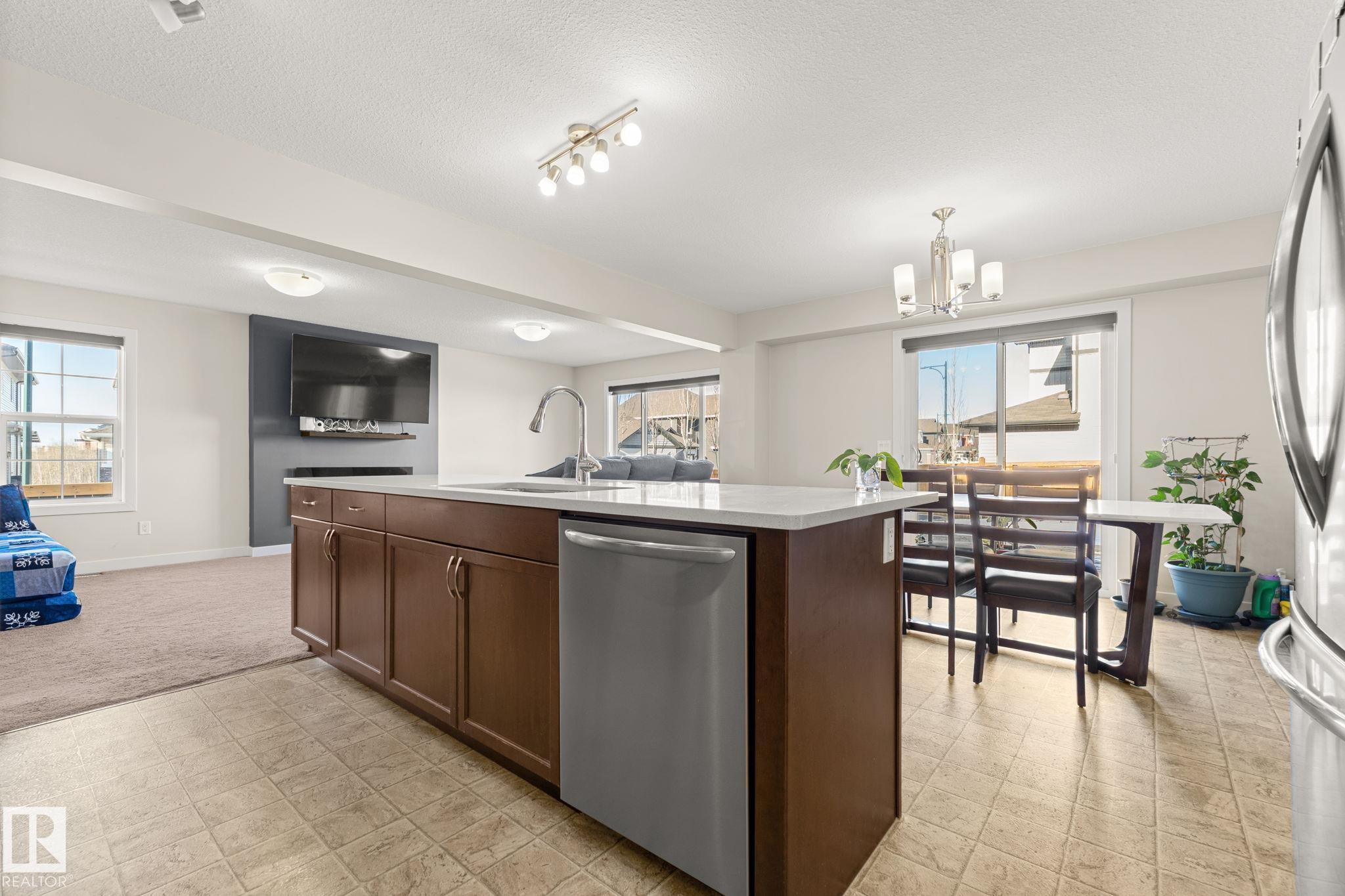 Photo 13 at 724 40 Avenue NW, Maple Crest, Edmonton