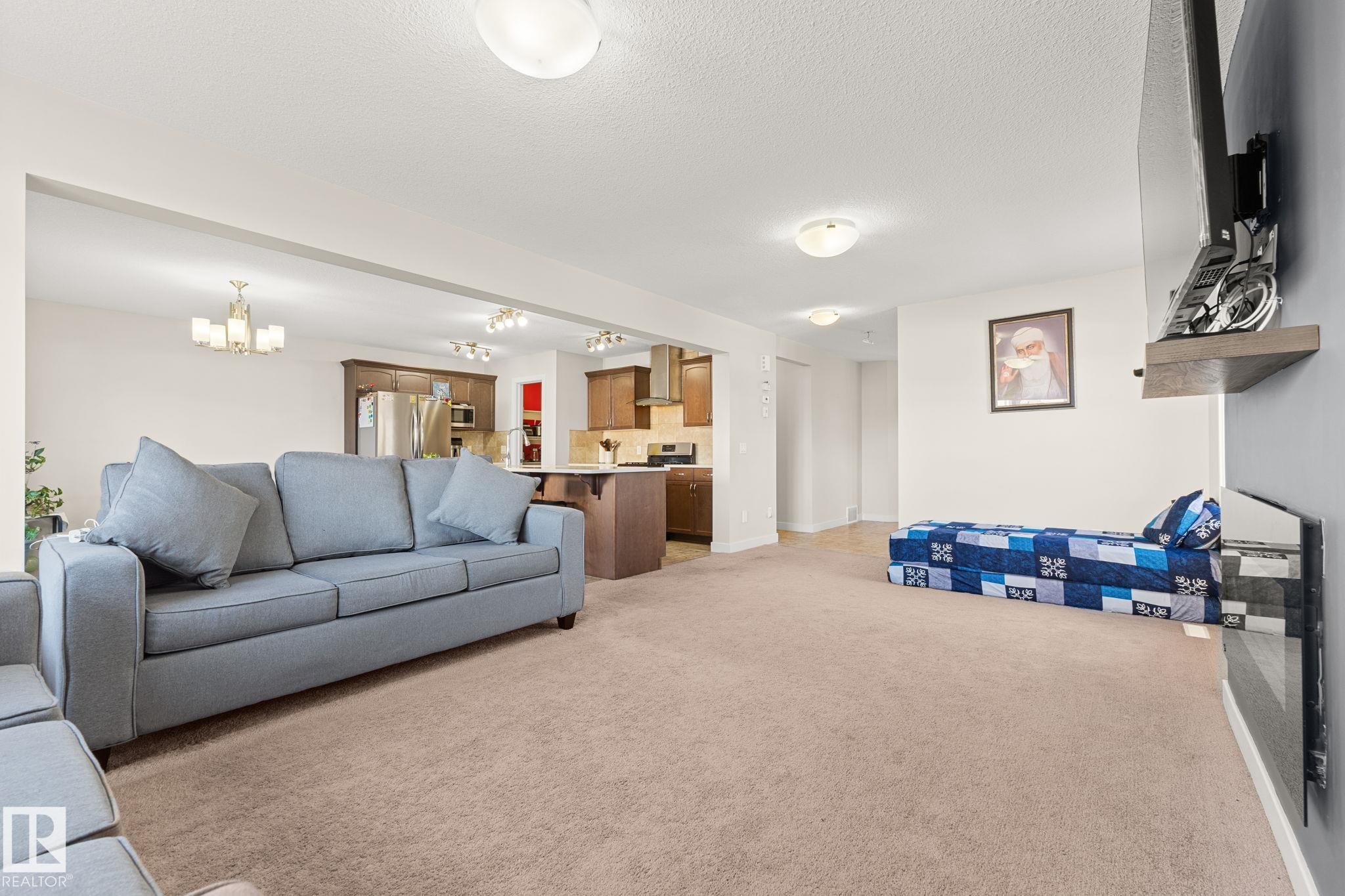 Photo 7 at 724 40 Avenue NW, Maple Crest, Edmonton