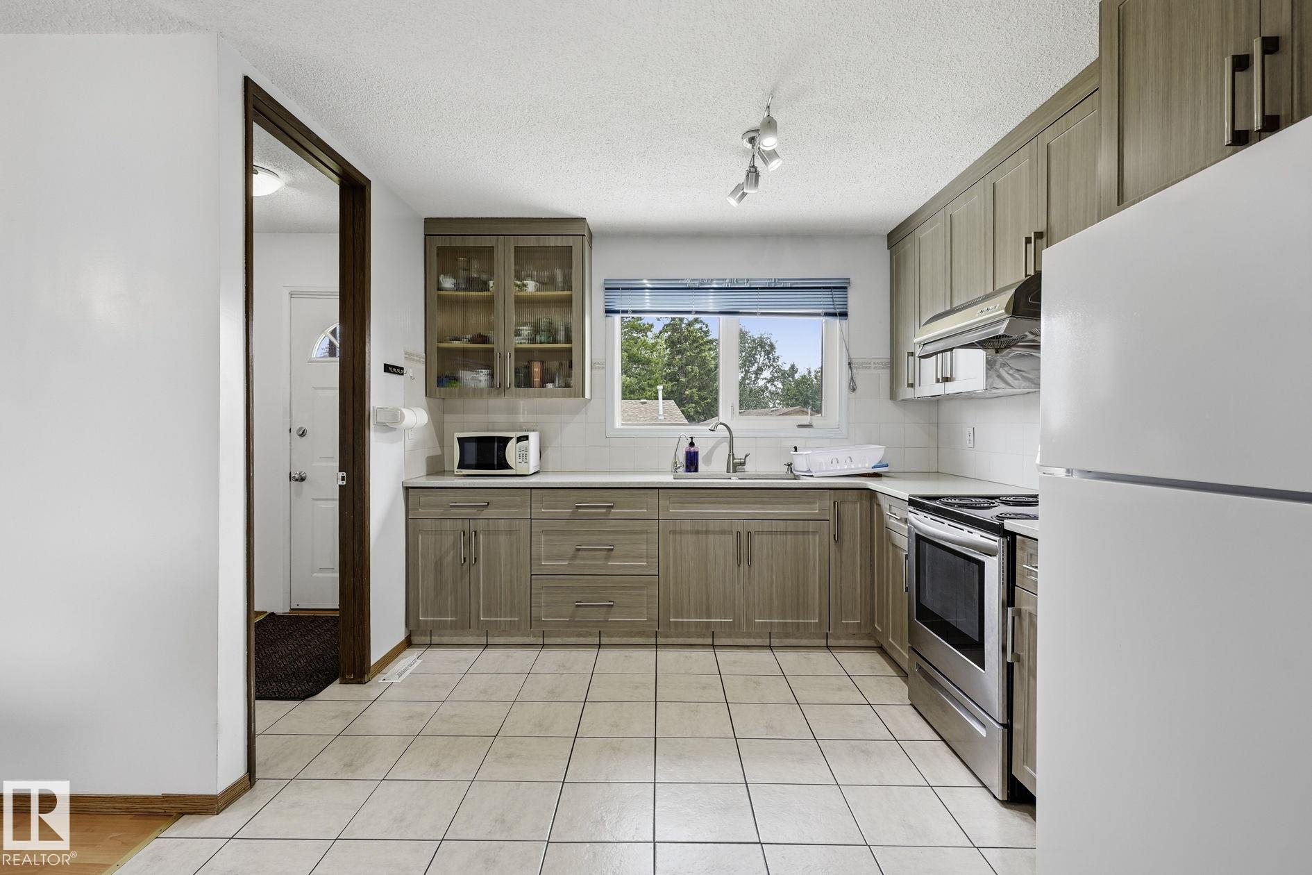 Photo 10 at 10007 168 Avenue NW, Baturyn, Edmonton