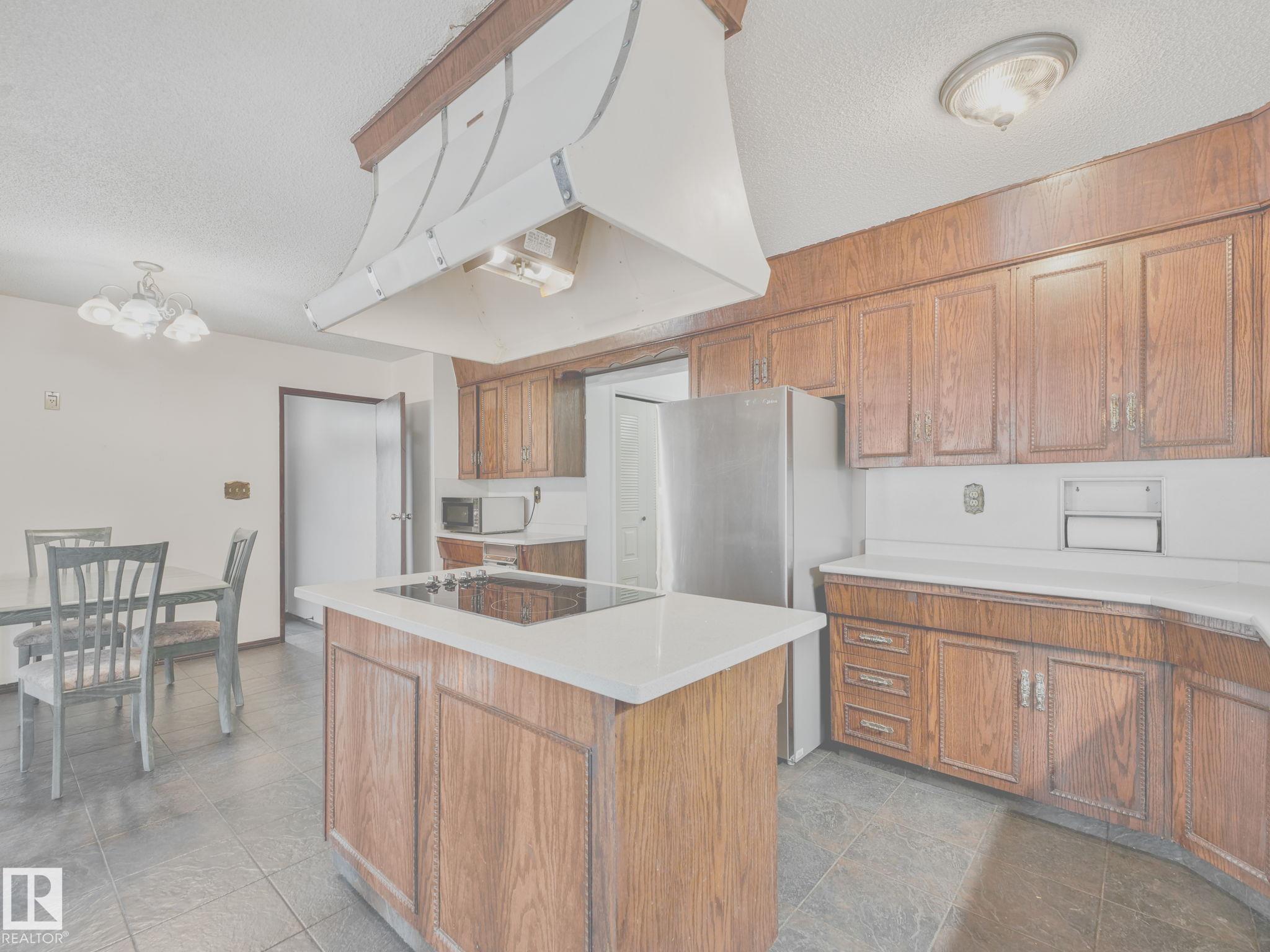 Photo 9 at 11056 166 Avenue NW, Lorelei, Edmonton