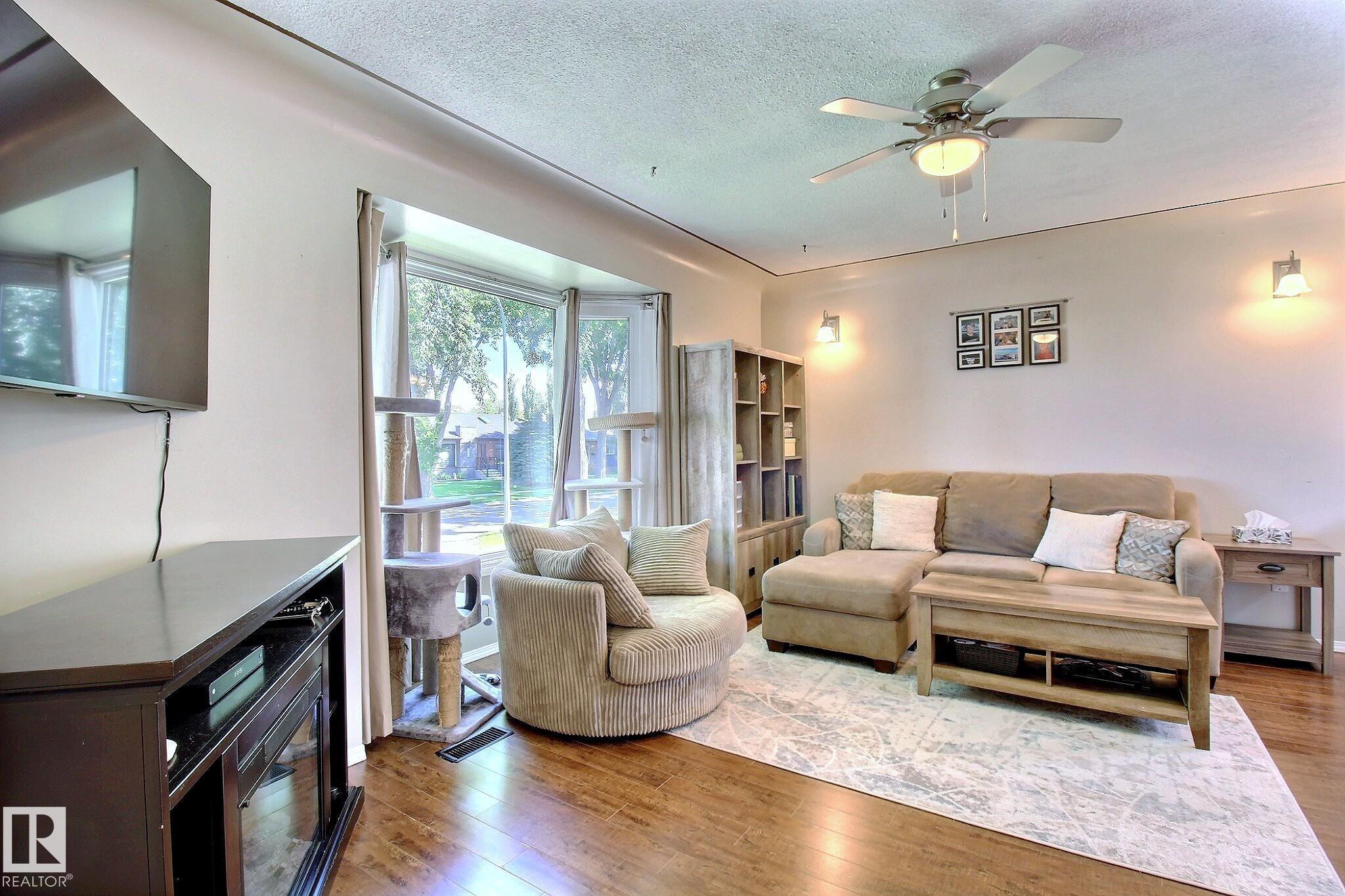 Photo 7 at 9743 65 Avenue NW, Hazeldean, Edmonton