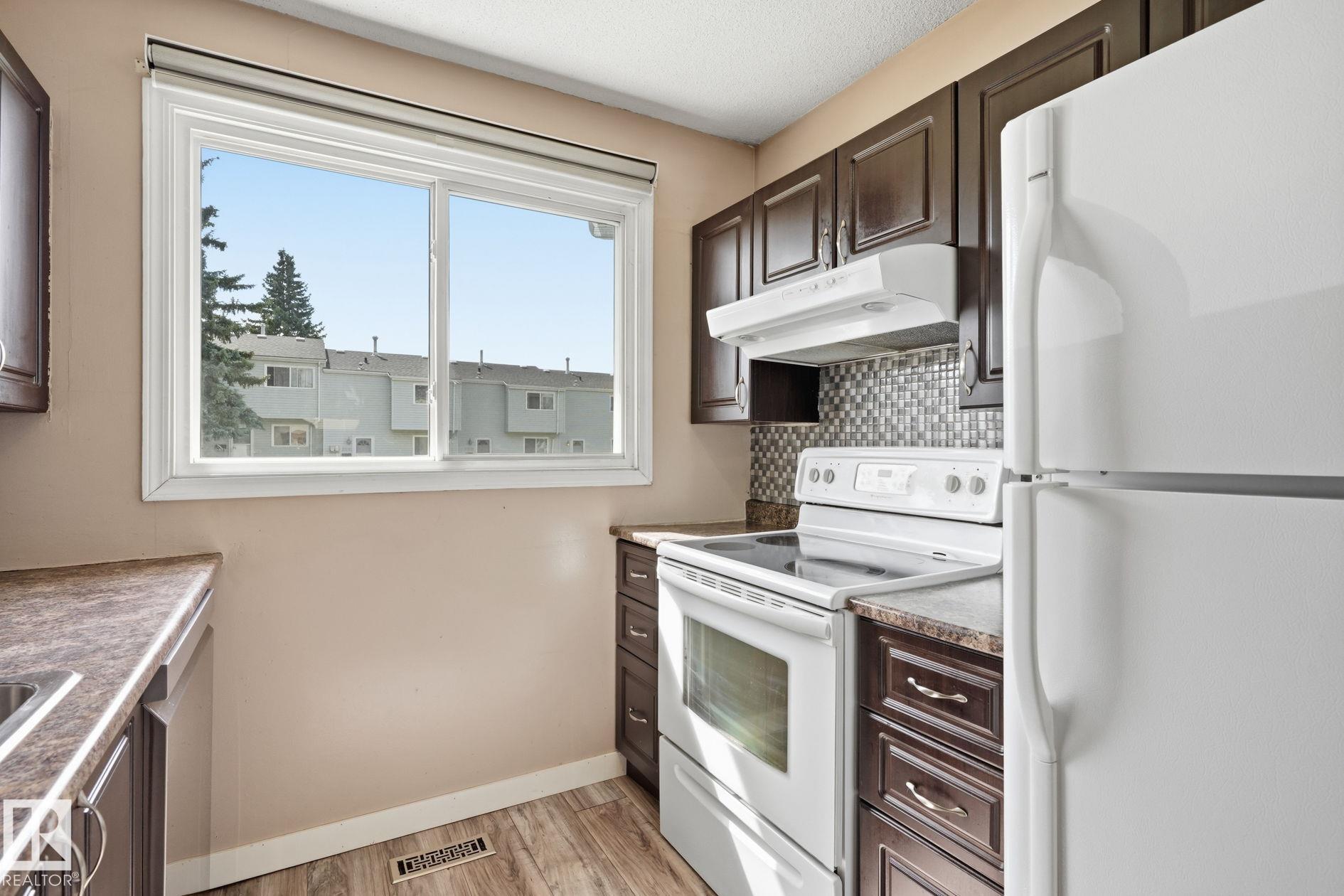 Photo 11 at 234 Dickinsfield Court NW, Evansdale, Edmonton