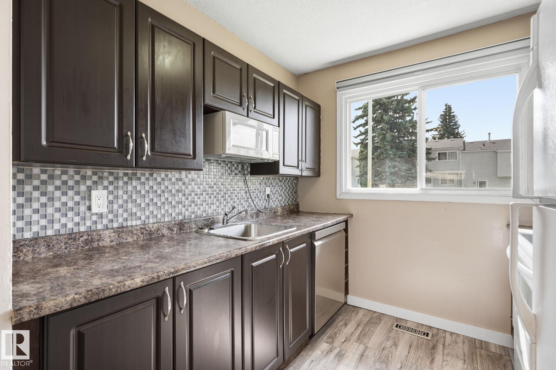 Photo 10 at 234 Dickinsfield Court NW, Evansdale, Edmonton