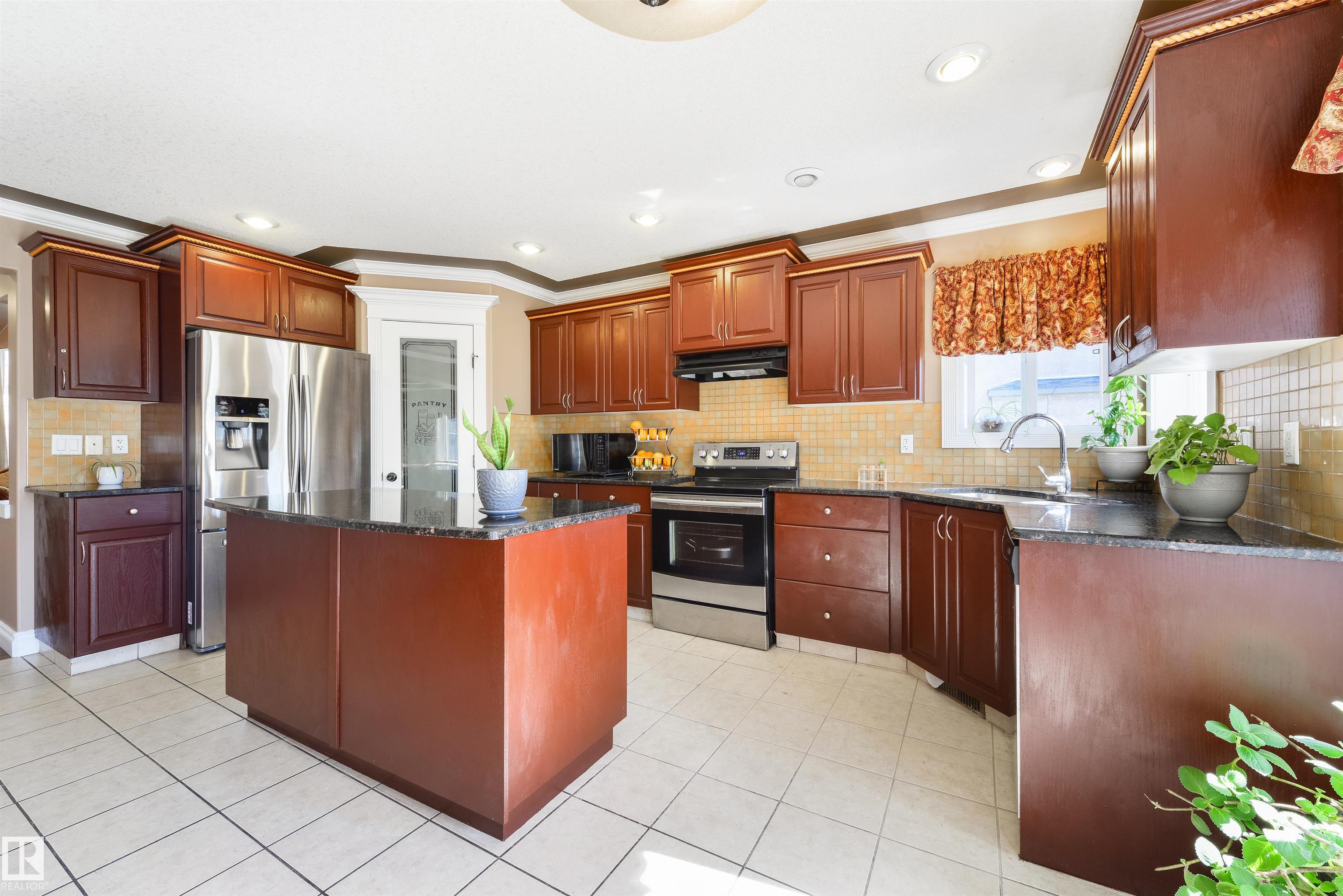 Photo 9 at 5911 166 Avenue NW, Hollick-Kenyon, Edmonton