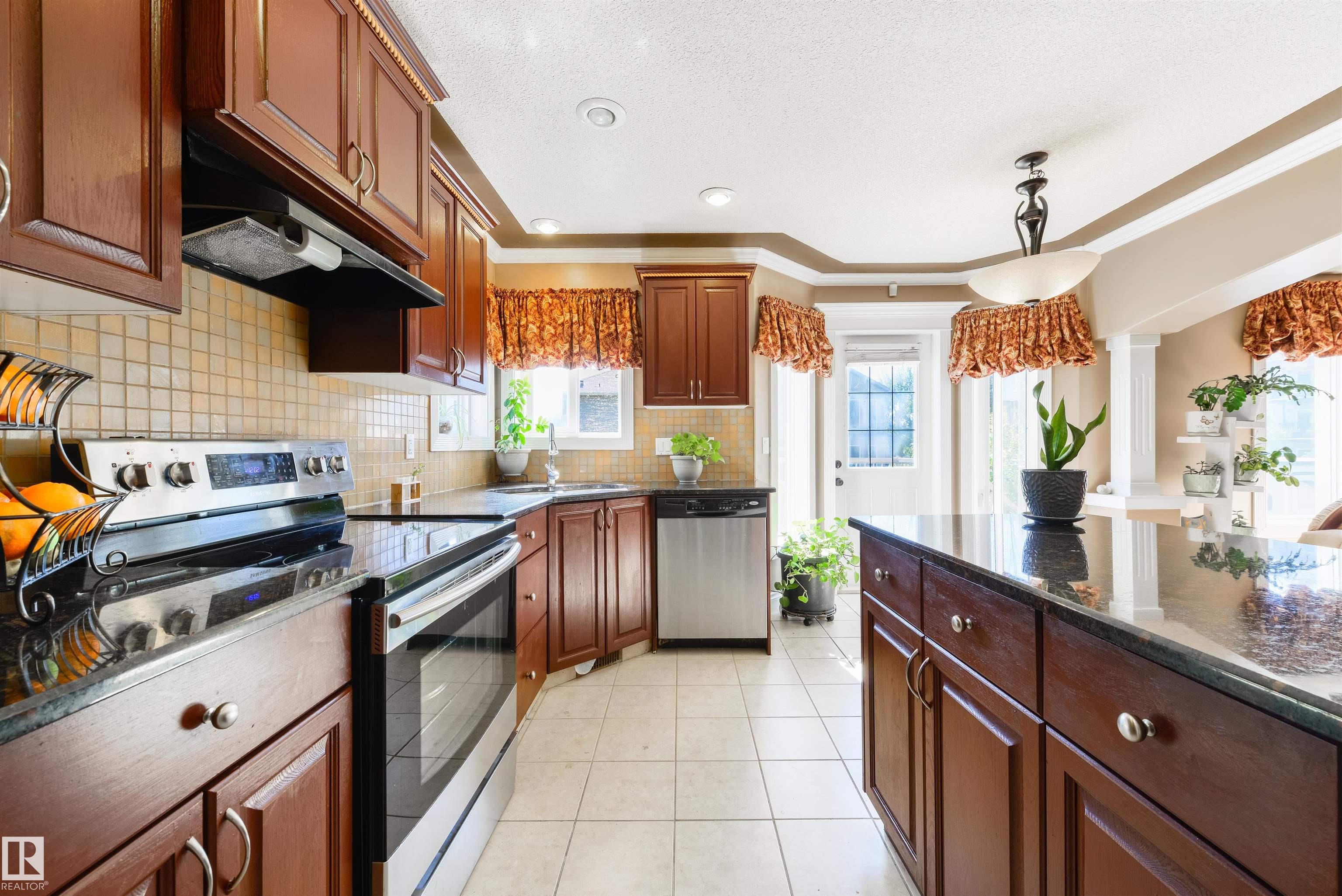 Photo 10 at 5911 166 Avenue NW, Hollick-Kenyon, Edmonton