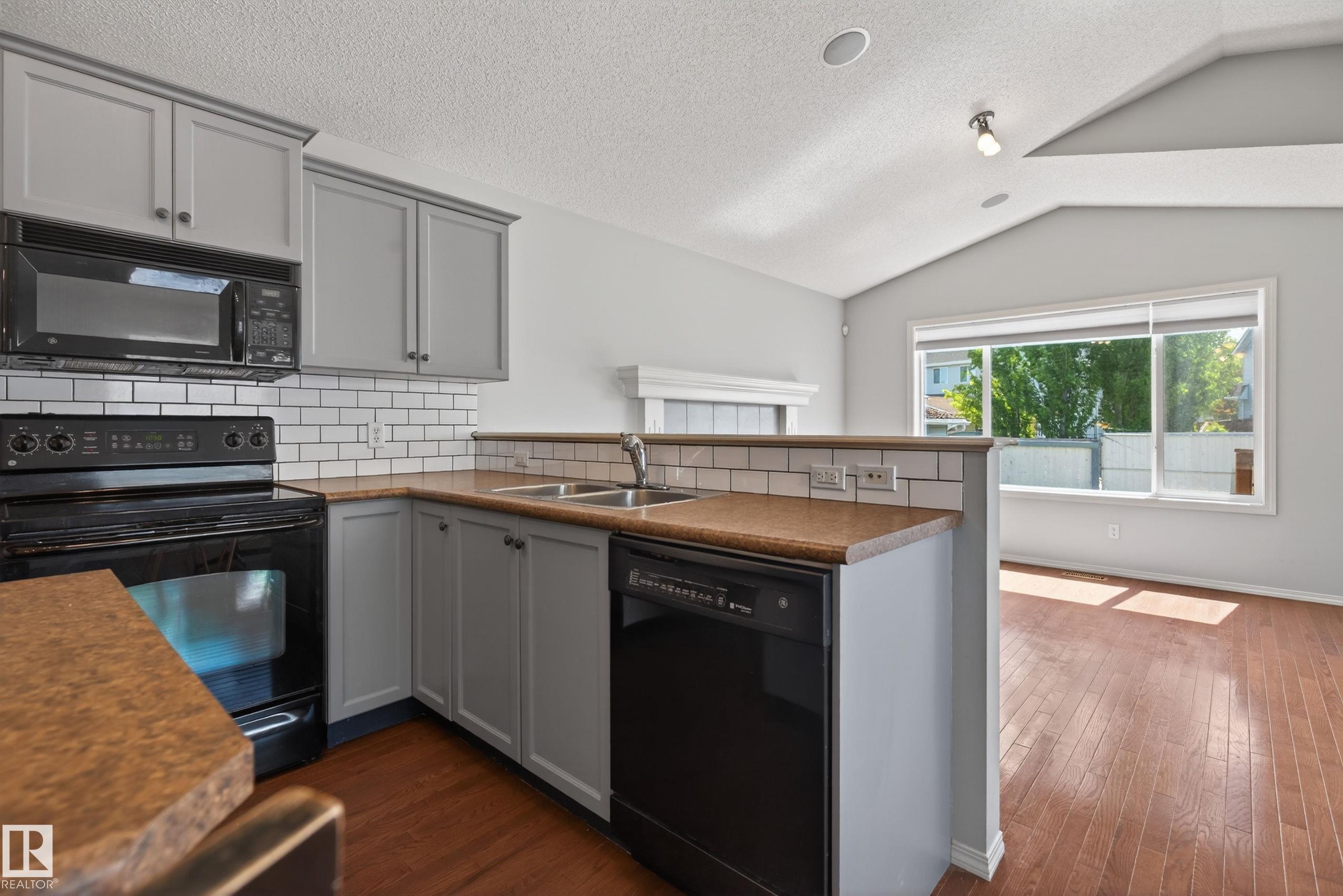 Photo 8 at 7815 14 Avenue SW, Summerside, Edmonton