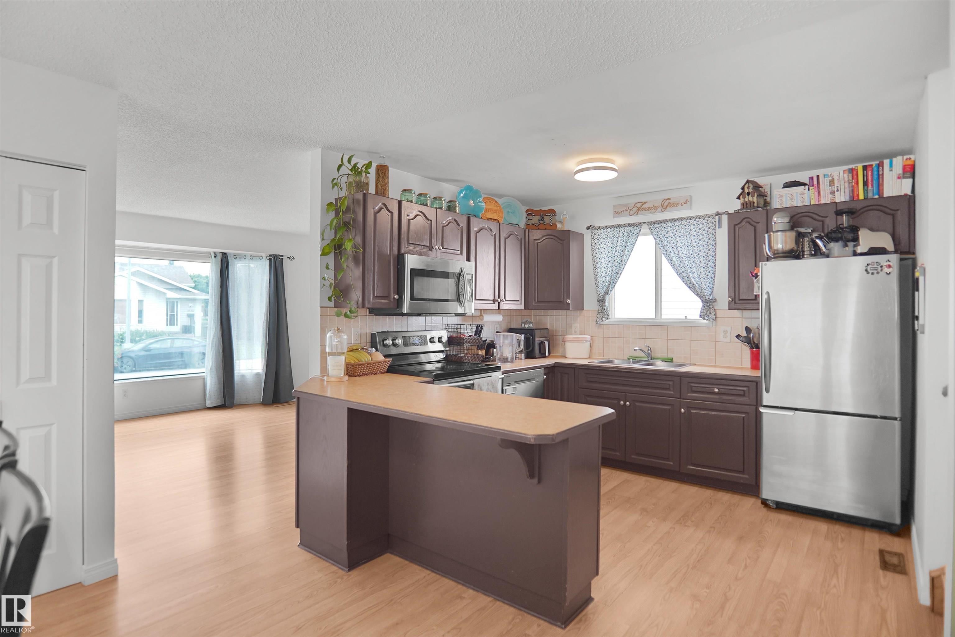 Photo 13 at 18322 71a Avenue NW, Lymburn, Edmonton