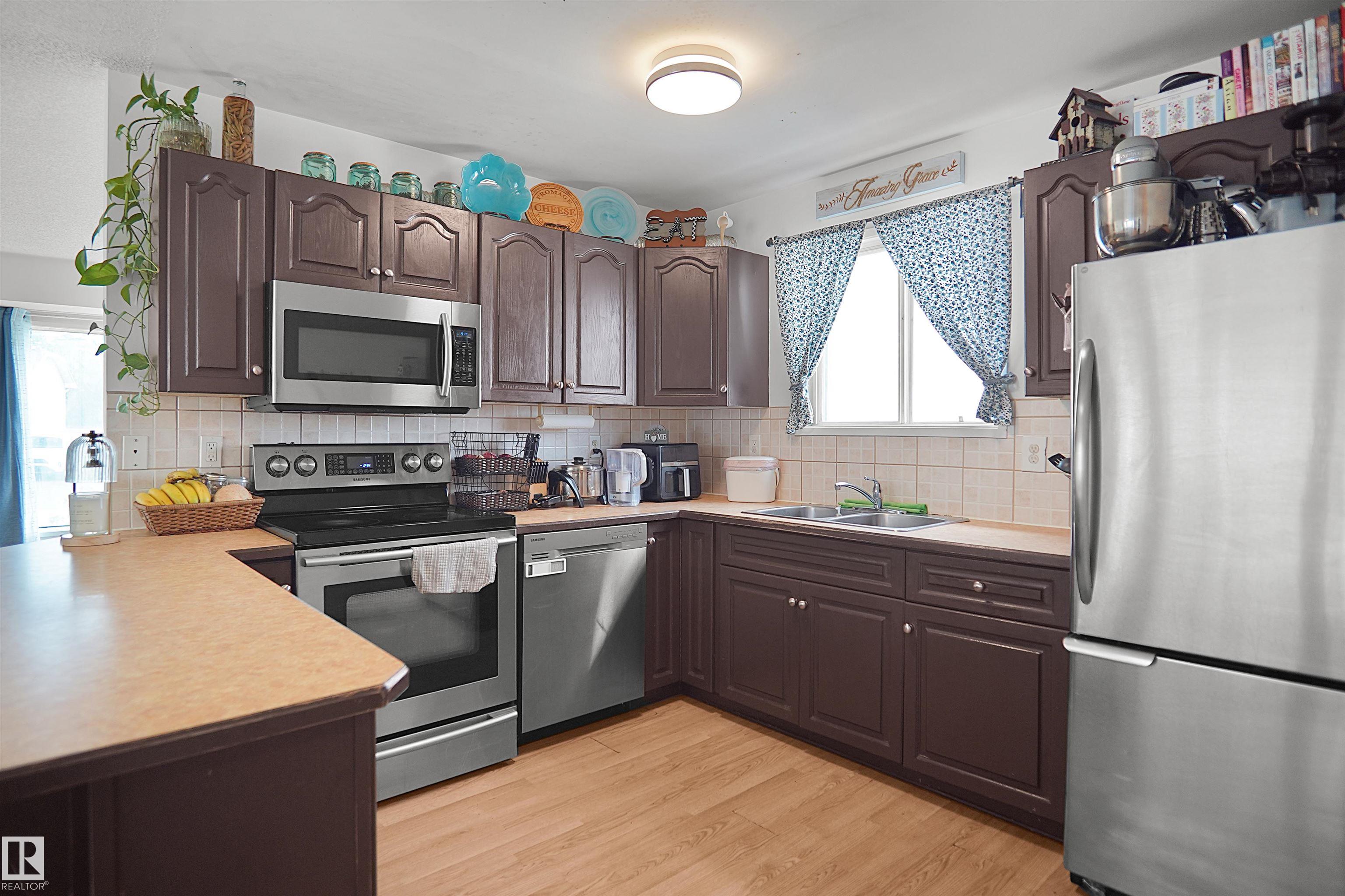 Photo 15 at 18322 71a Avenue NW, Lymburn, Edmonton