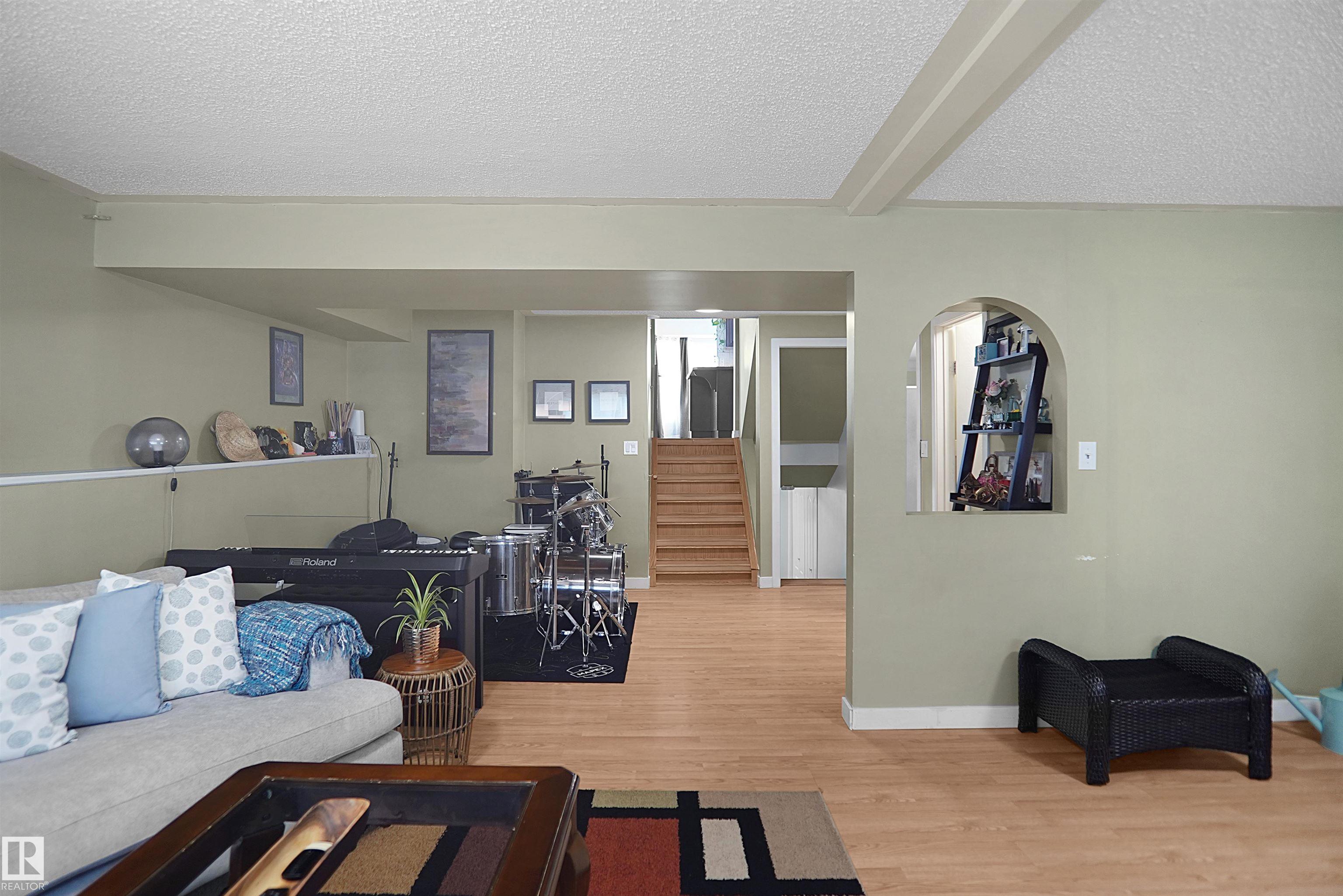 Photo 32 at 18322 71a Avenue NW, Lymburn, Edmonton