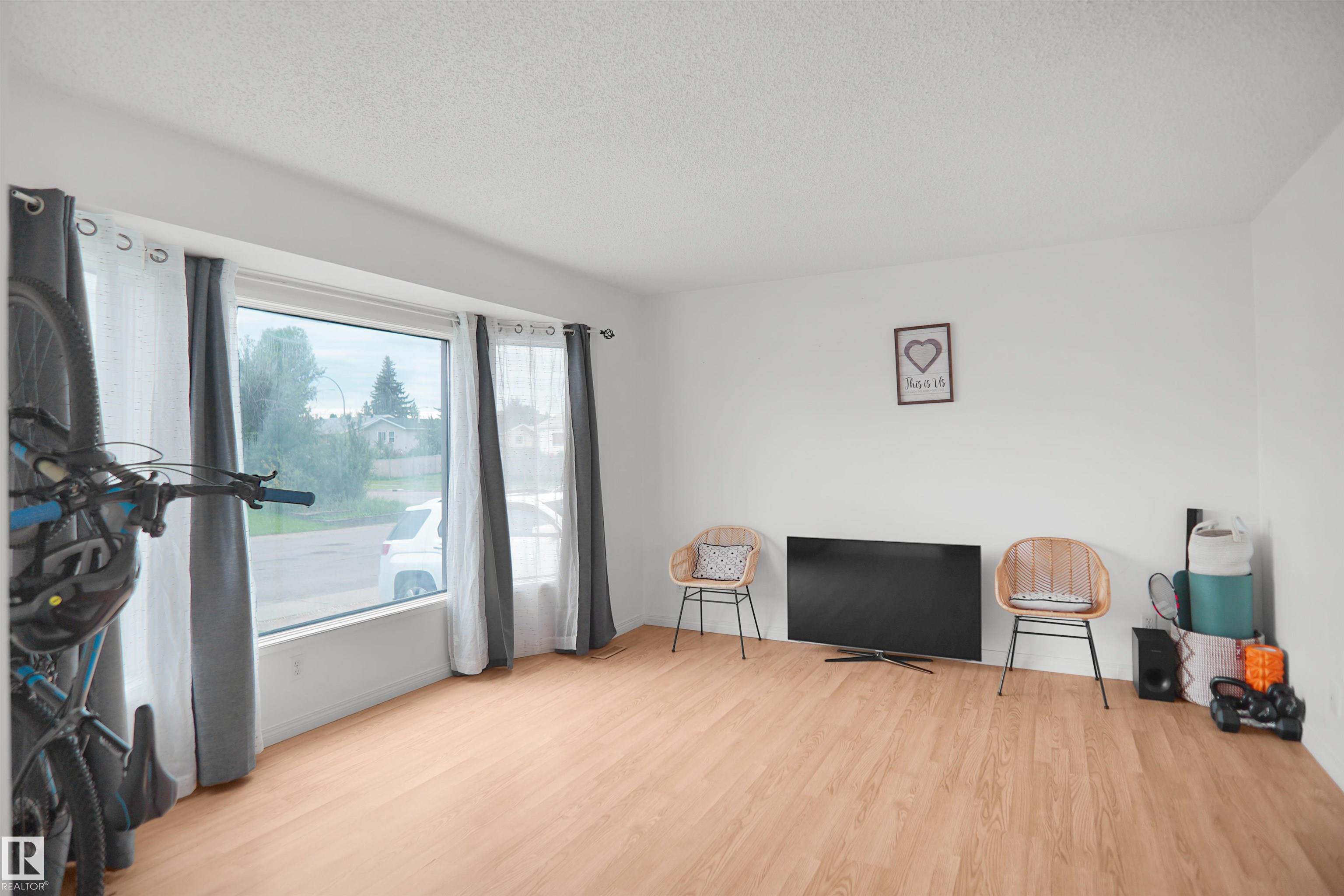 Photo 6 at 18322 71a Avenue NW, Lymburn, Edmonton