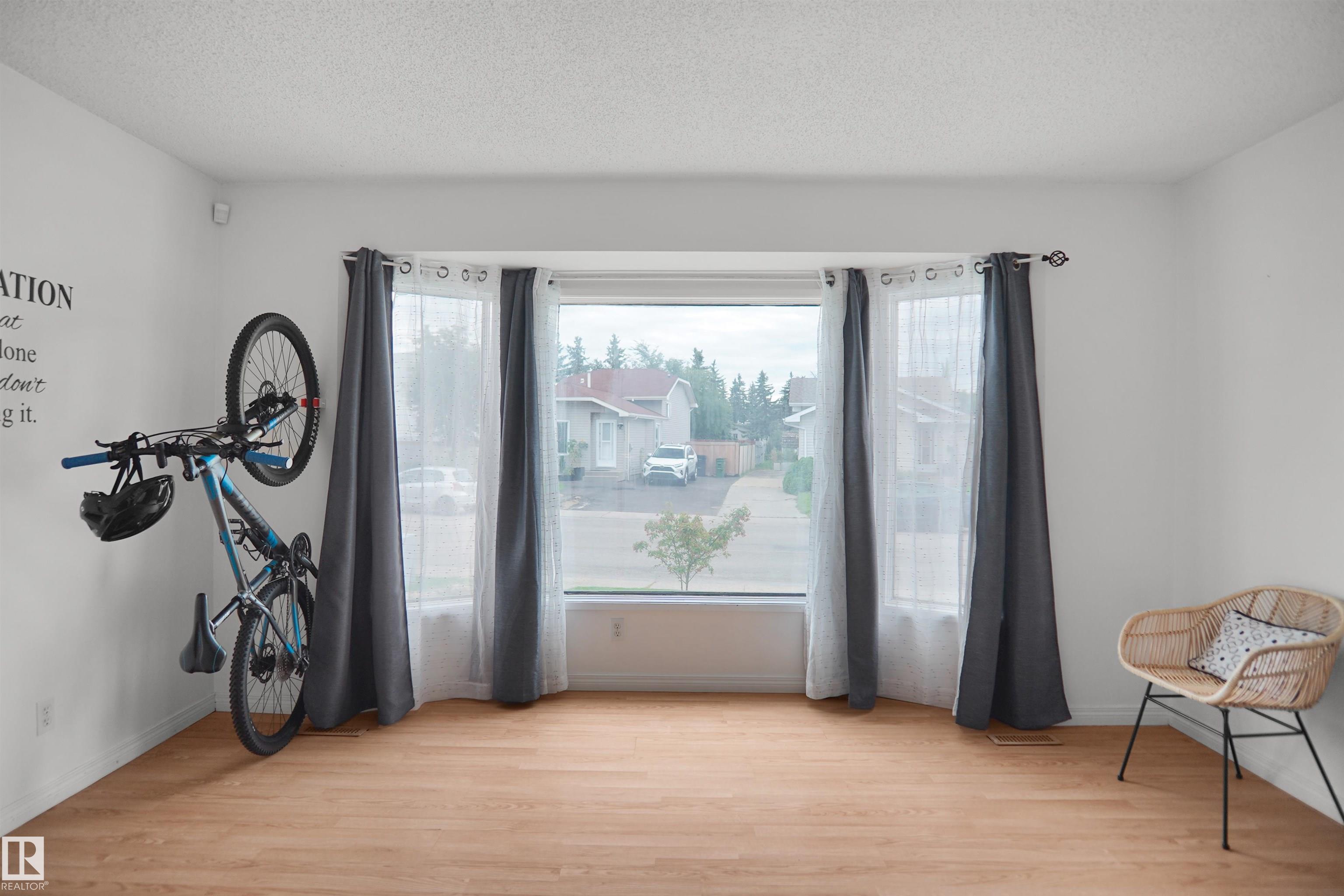 Photo 7 at 18322 71a Avenue NW, Lymburn, Edmonton